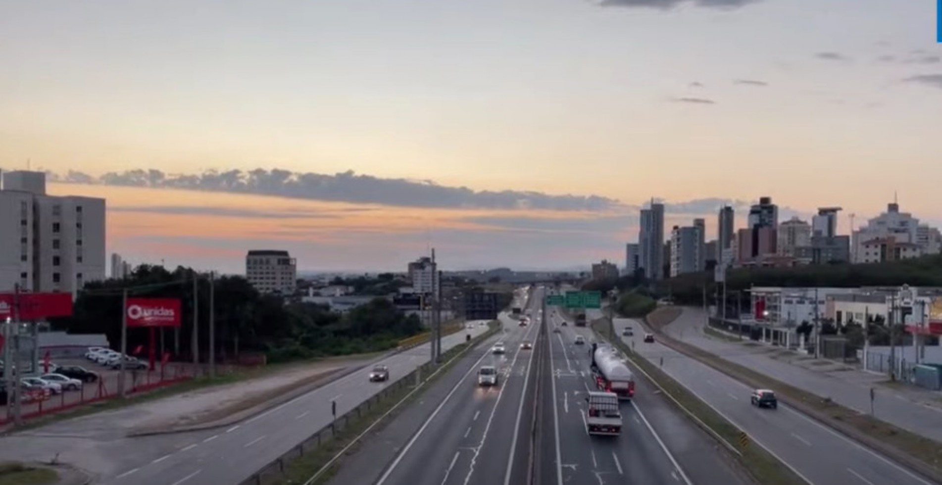 Pela manhã, o céu ficou encoberto. 