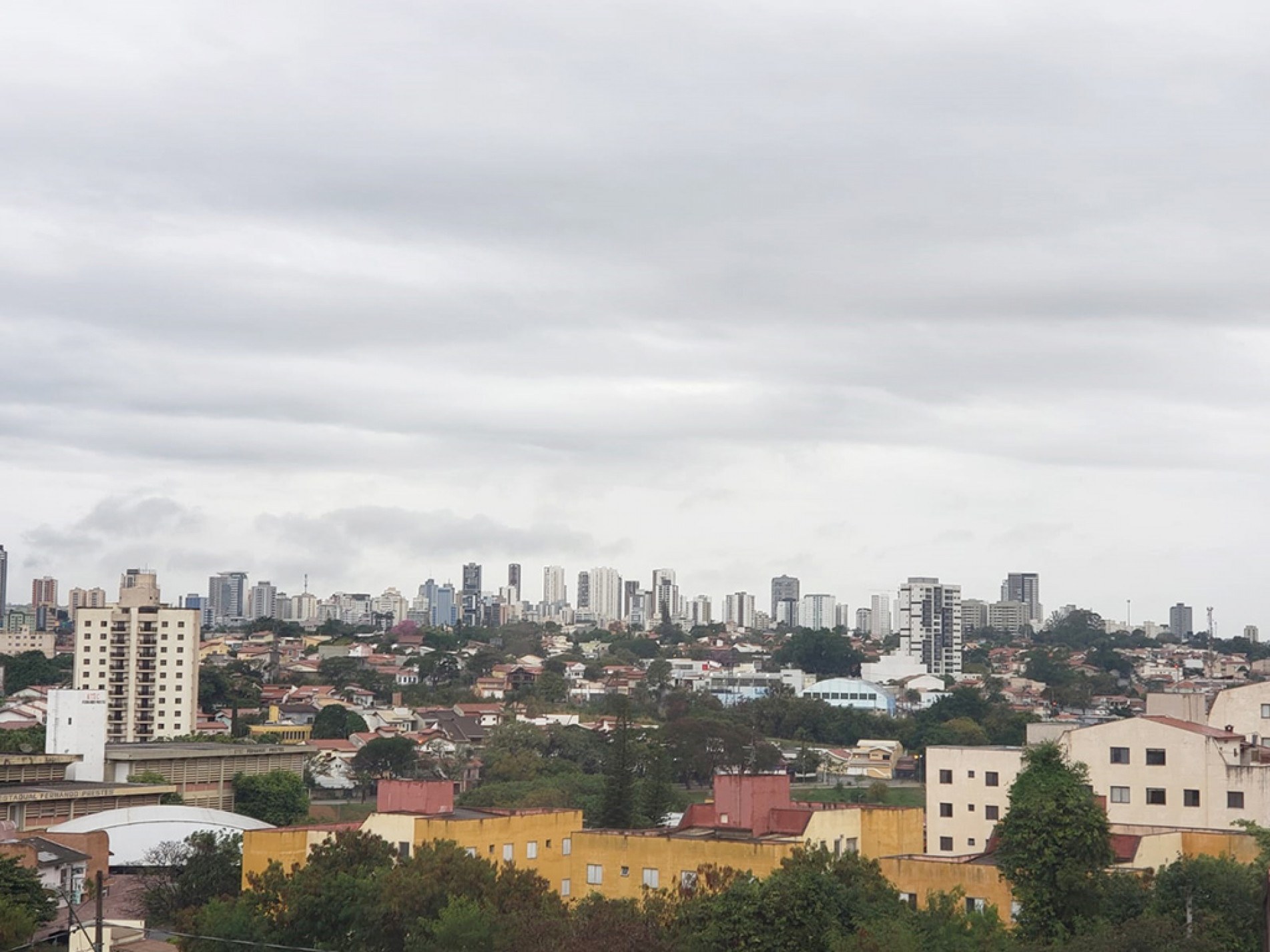 Temperatura caiu a 12,4ºC. Chuva deve continuar hoje e amanhã 
