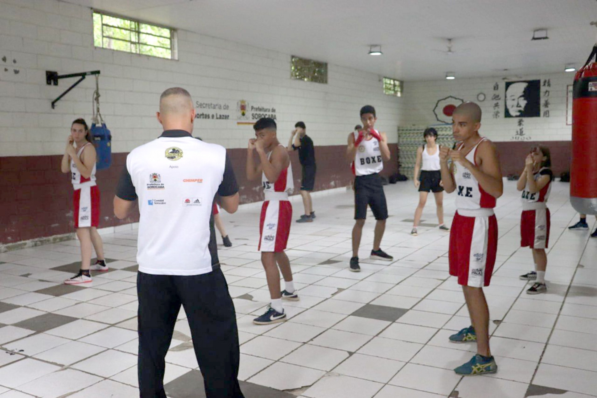 Jovens aprendem boxe como desenvolvimento pessoal
