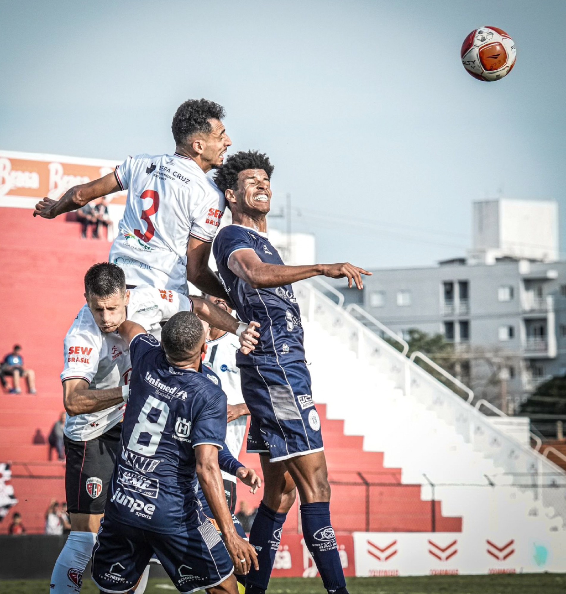 O Azulão lutou, mas com a derrota desce para a terceira colocação no grupo D,
com cinco pontos
