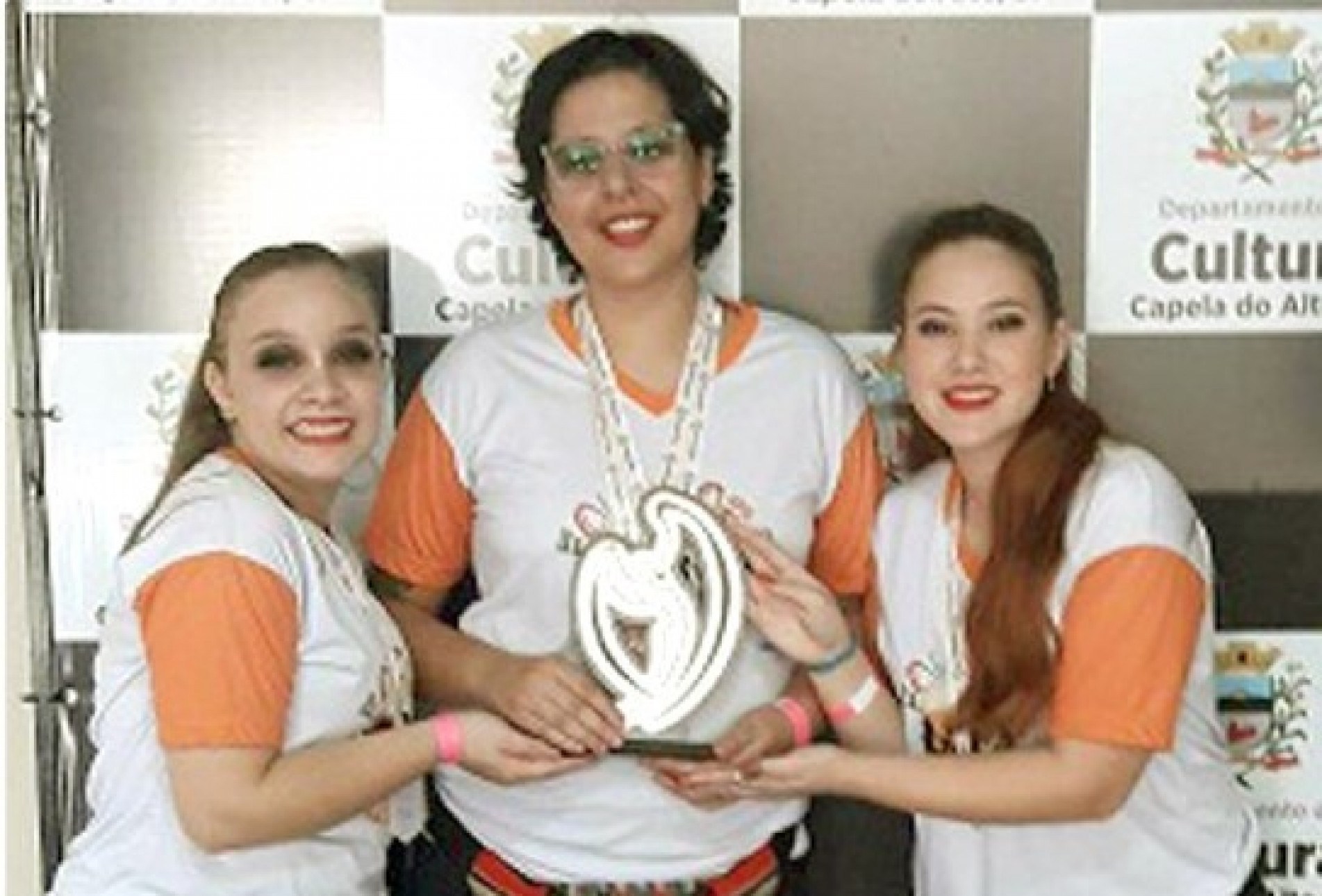 A bailarina Raylla Barbosa, a coreógrafa Bárbara Magno e a bailarina Ana Beatriz
Soares, felizes com a conquista