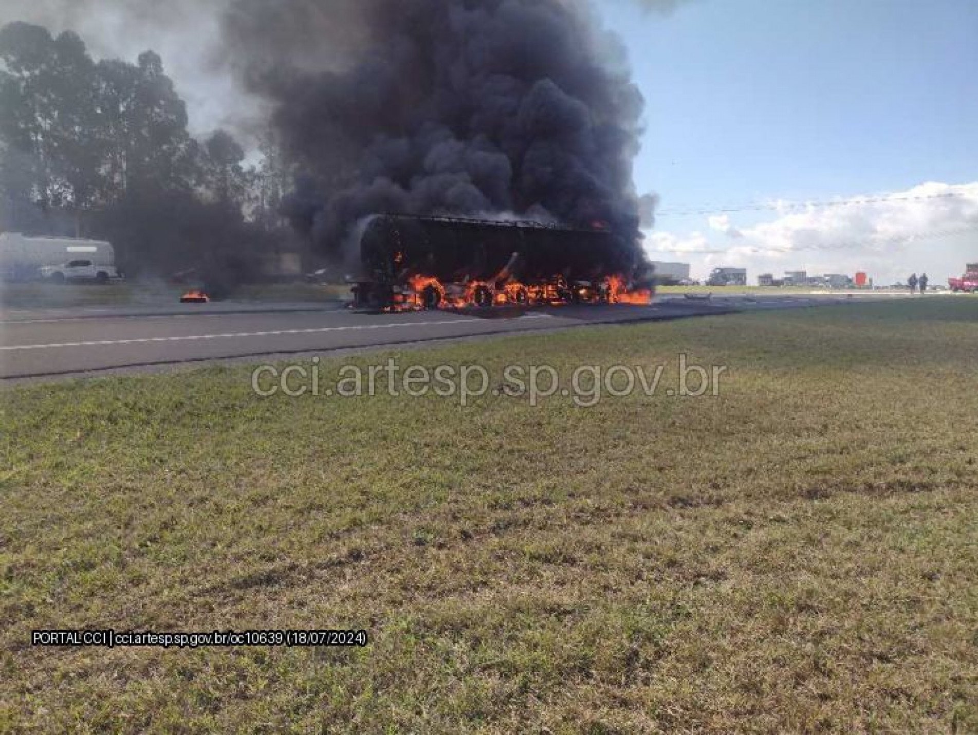 O fogo chamou atenção dos motorista no outro sentido da rodovia