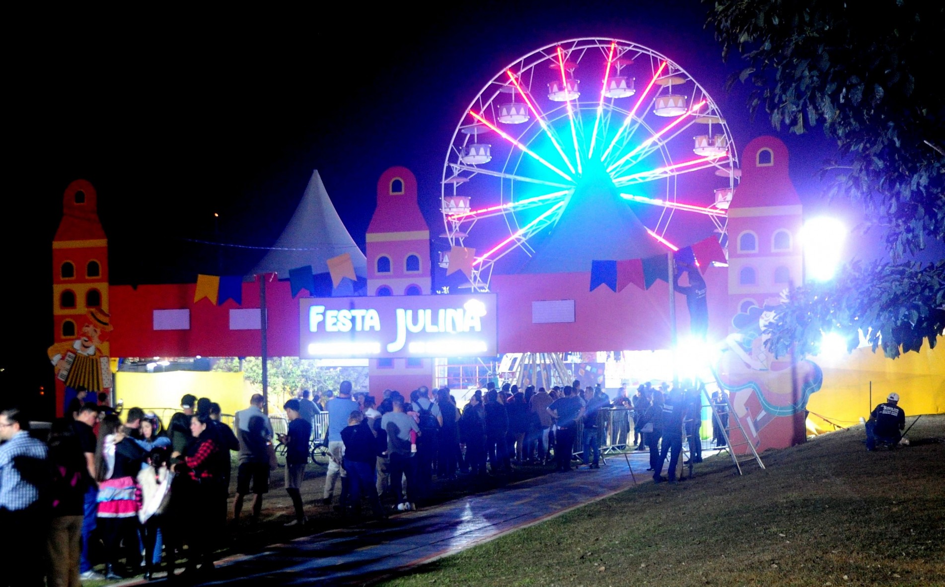 A Festa Julina está montada em frente ao Paço Municipal