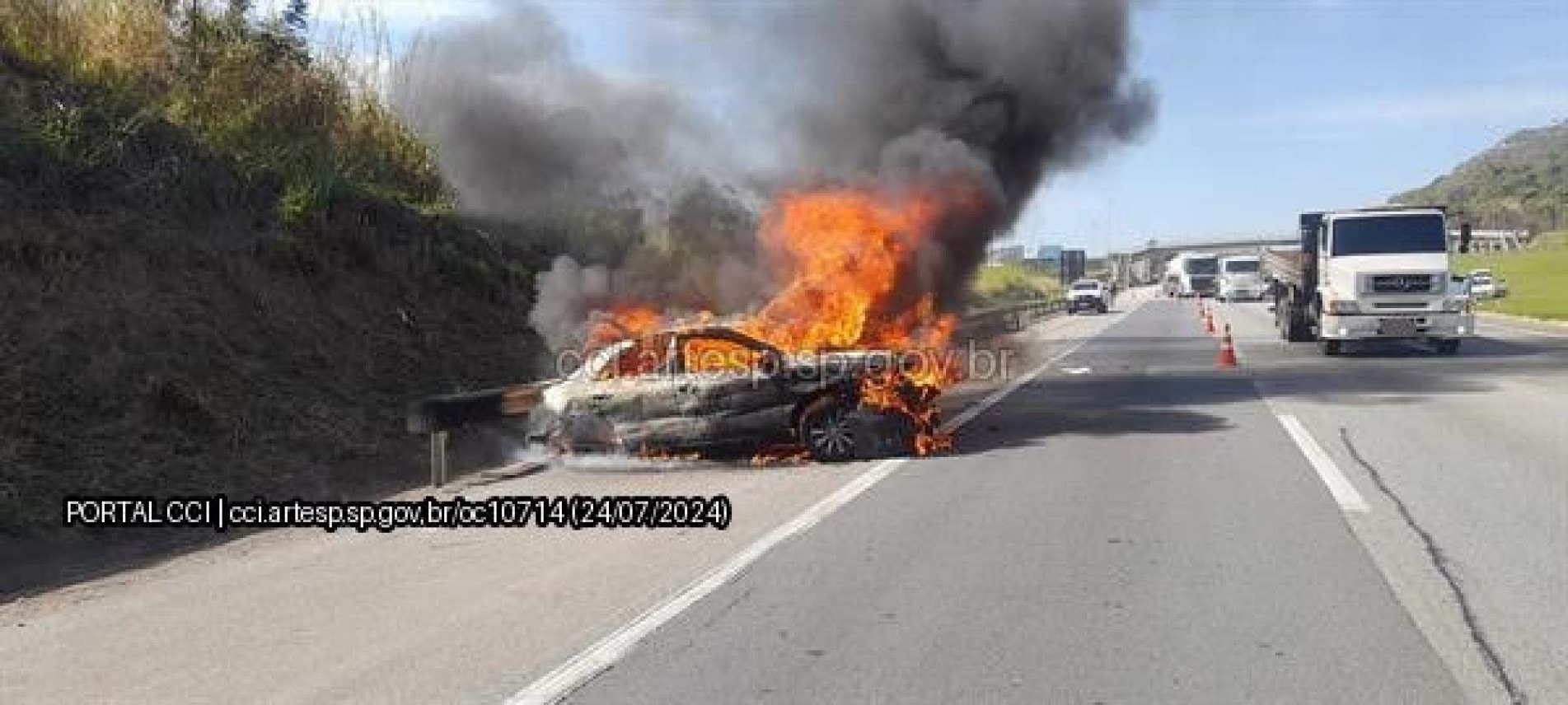 O automóvel parou pelo acostamento, onde iniciou-se o incêndio