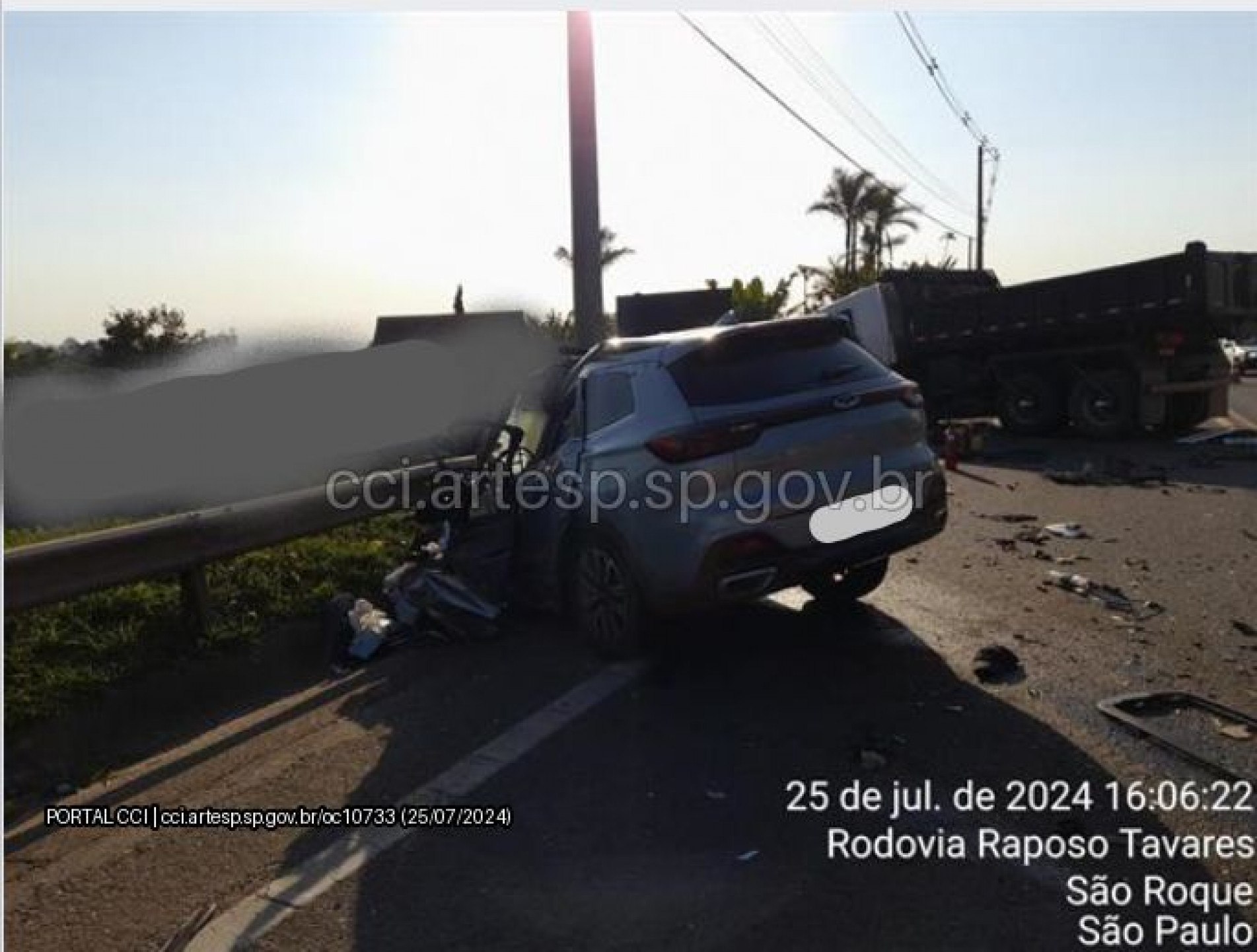 O carro ficou preso na defensa metálica