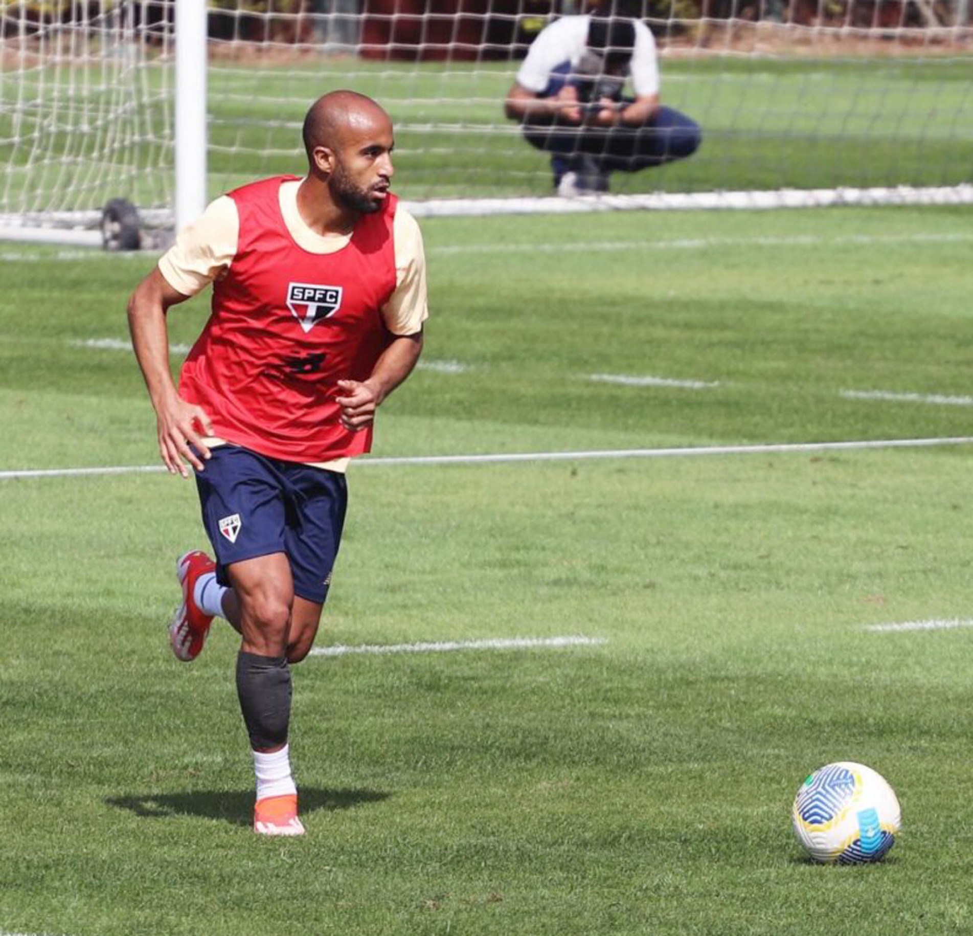 Meio-campista Lucas Moura retorna ao time após suspensão 
