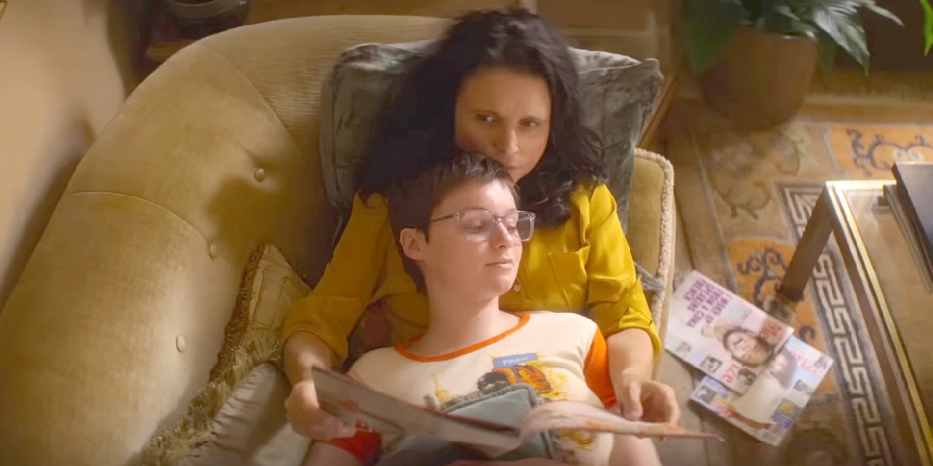 Julia Louis-Dreyfus vive Zora, uma mãe que cuida de sua filha doente
