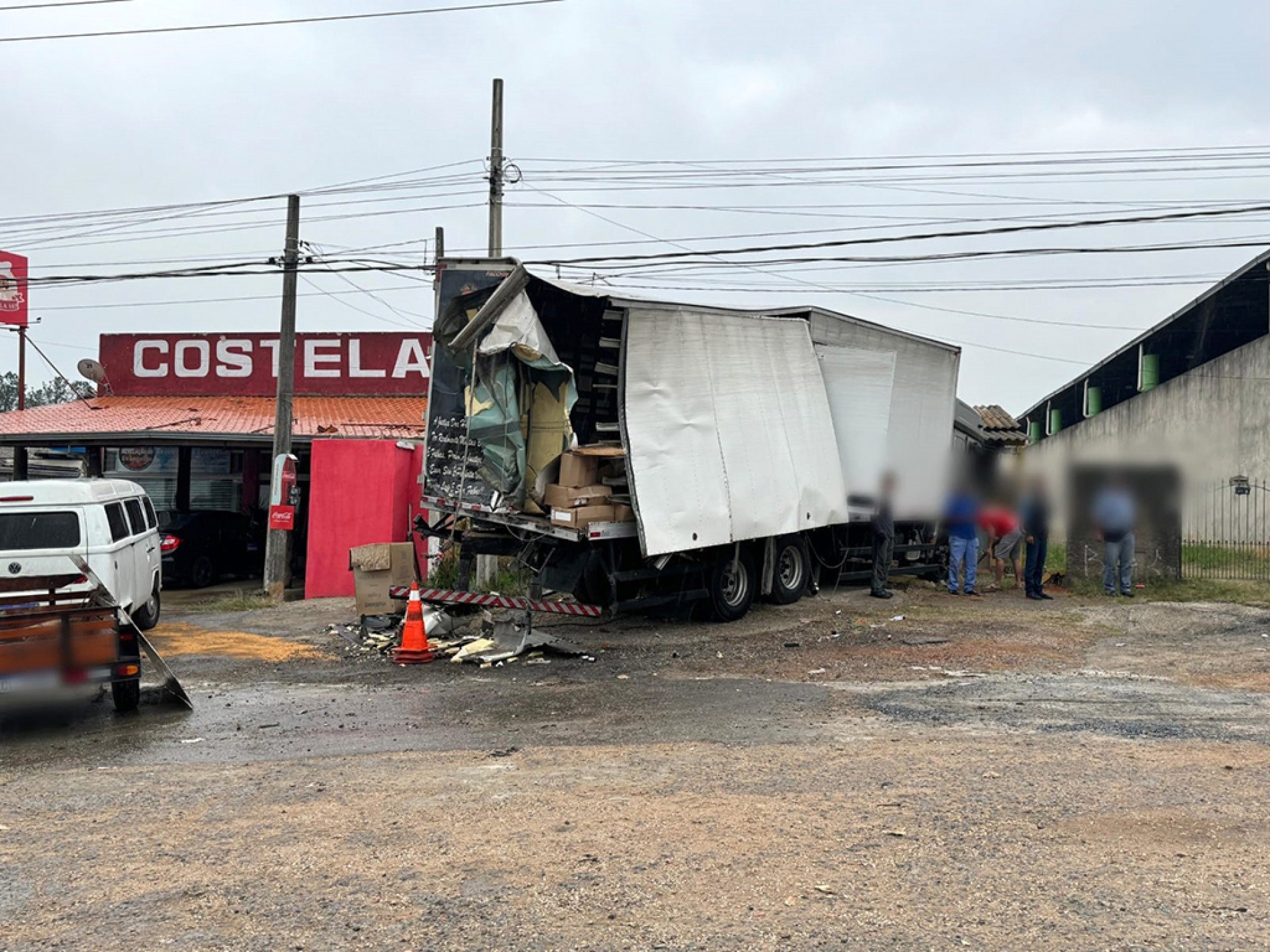 Um dos caminhões envolvidos no acidente foi removido ontem 