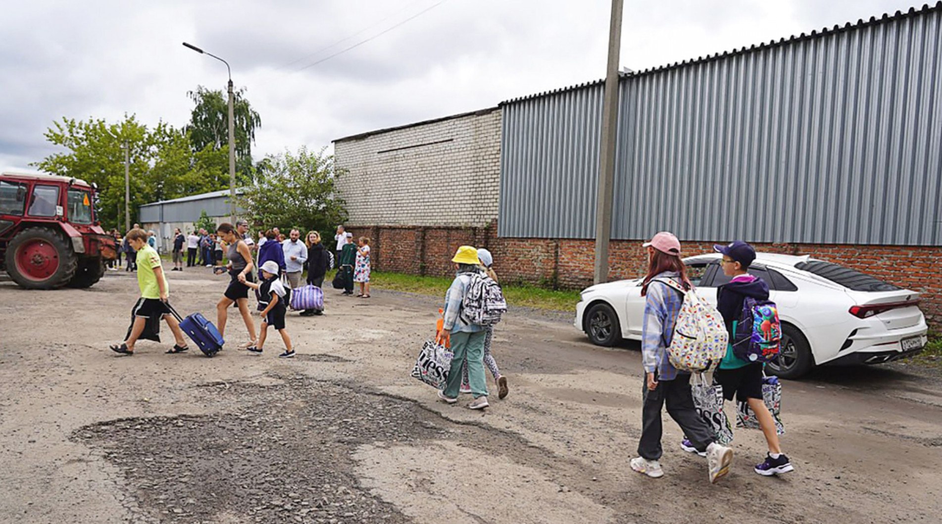 Moradores, incluindo crianças, deixam a região de Kursk      Special