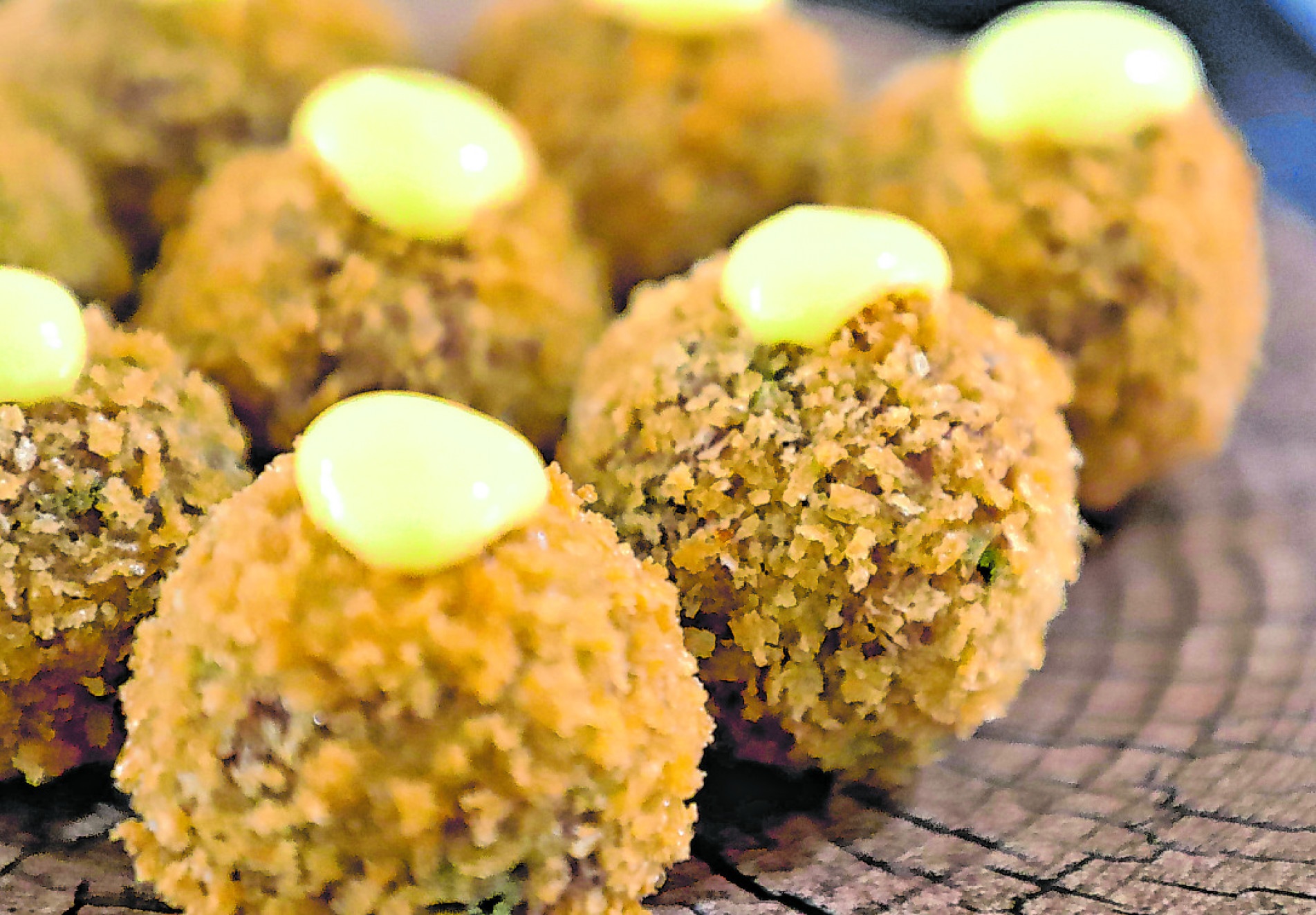 Delicioso bolinho de vaca atolada leva costela de boi ponta de agulha, mandioca cozida e empanado na farinha de rosca crocante e maionese caseira