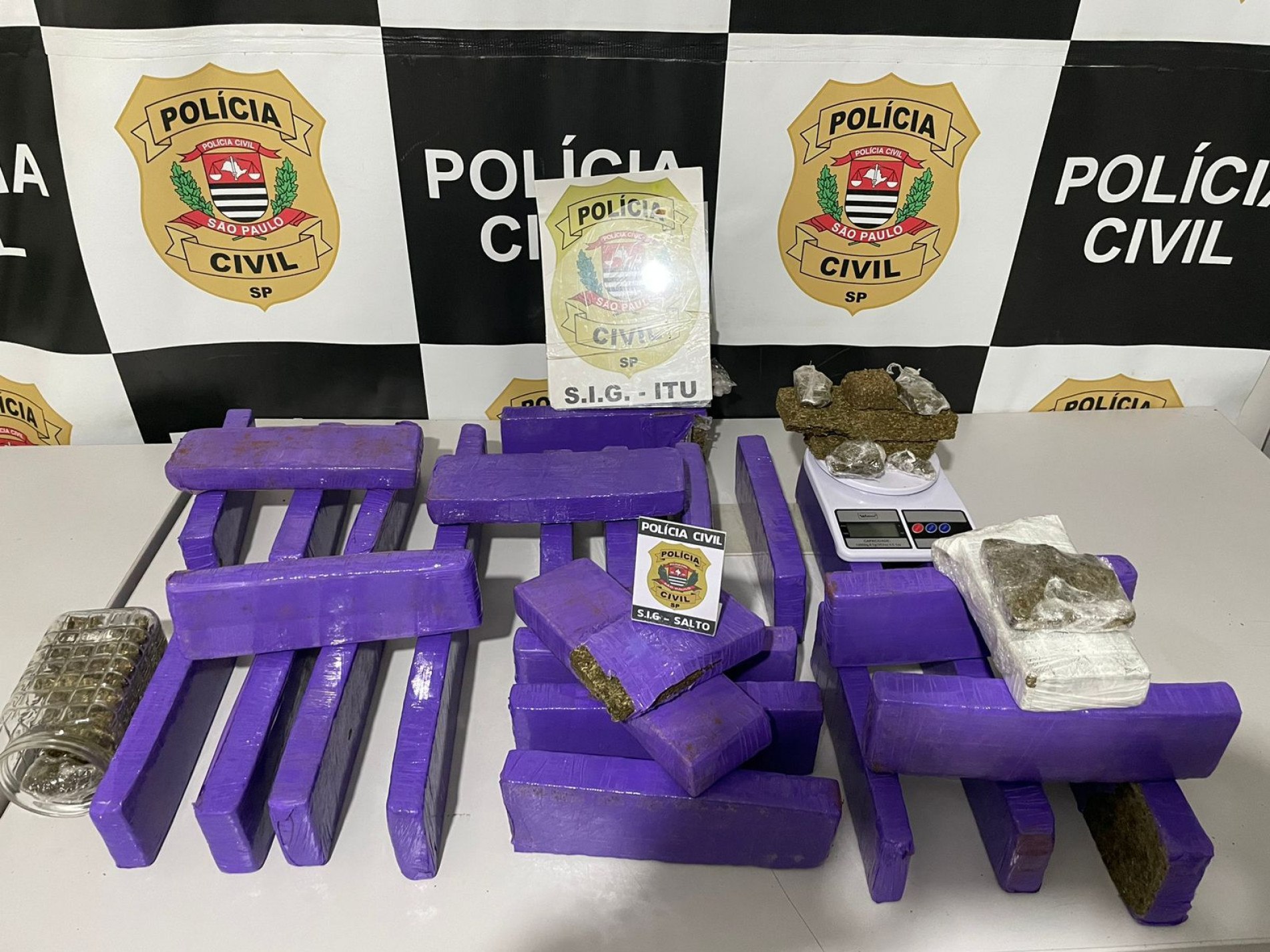 Polícia Civil de Salto, apreende 30 tijolos, 12 porções médias e uma porção pequena de maconha.