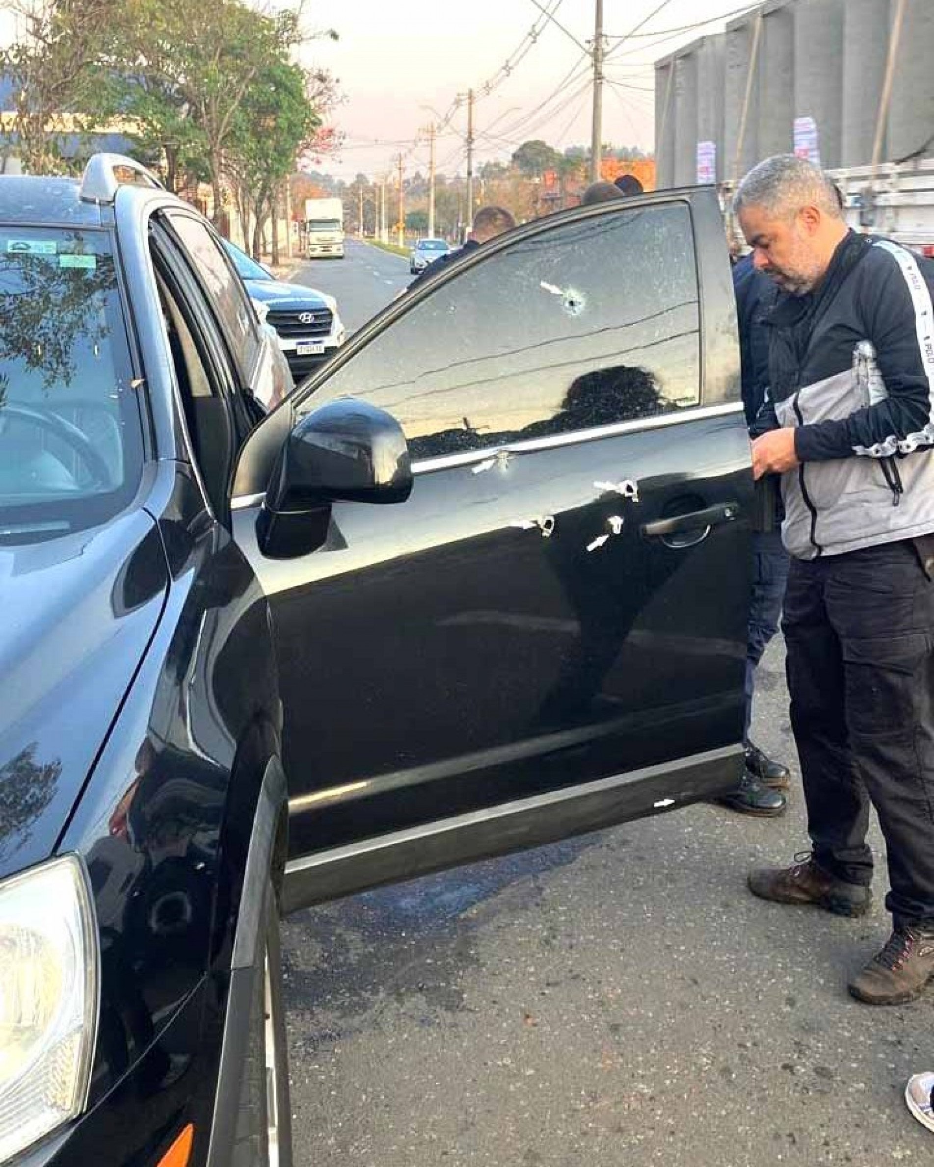 O suspeito disparou contra o carro da vítima