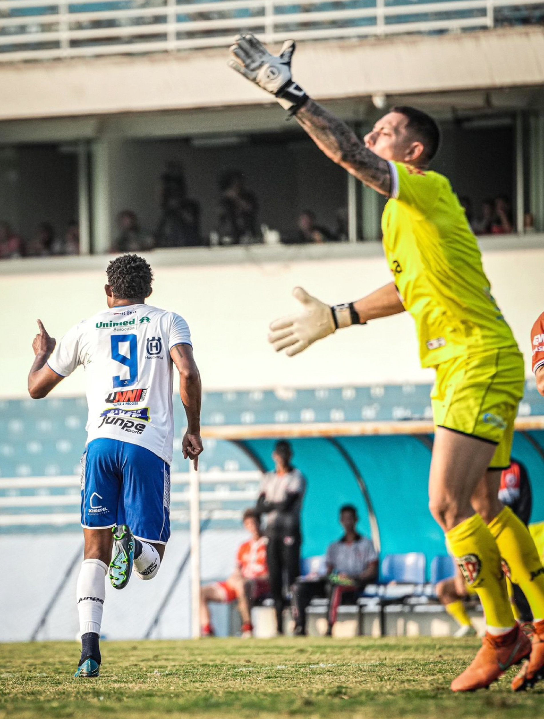 Alex Henrique recebeu de Thiaguinho e finalizou bem para o gol