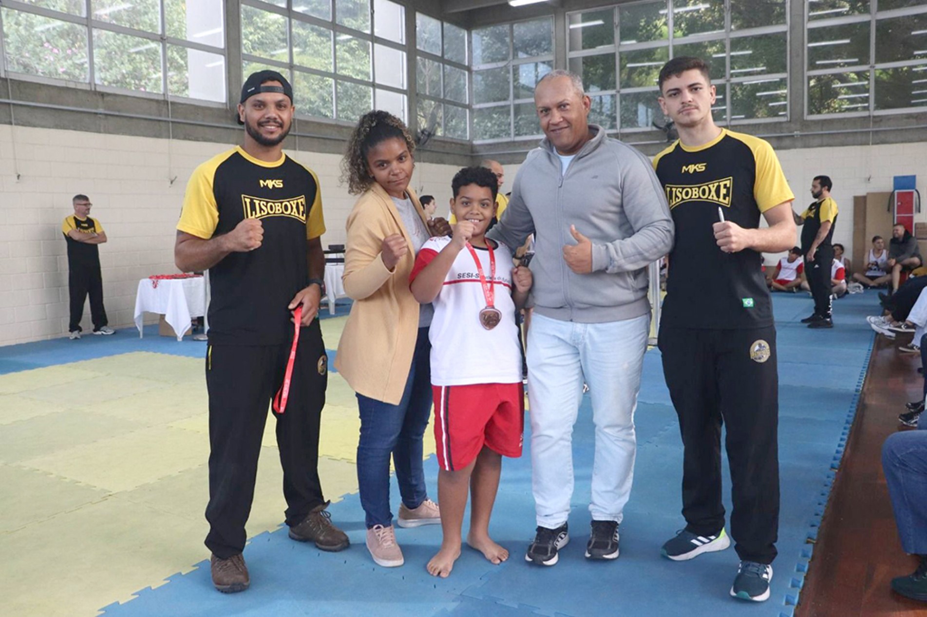 Entidade promove boxe e artes marciais entre os jovens
