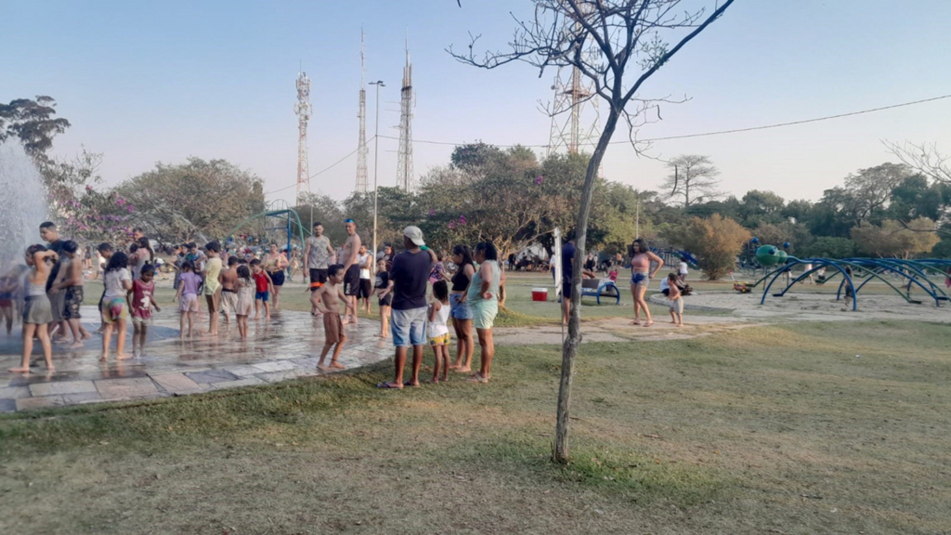 Crianças e adolescentes se divertiram no domingo à tarde, na fonte de água que fica ao lado do Paço Municipal