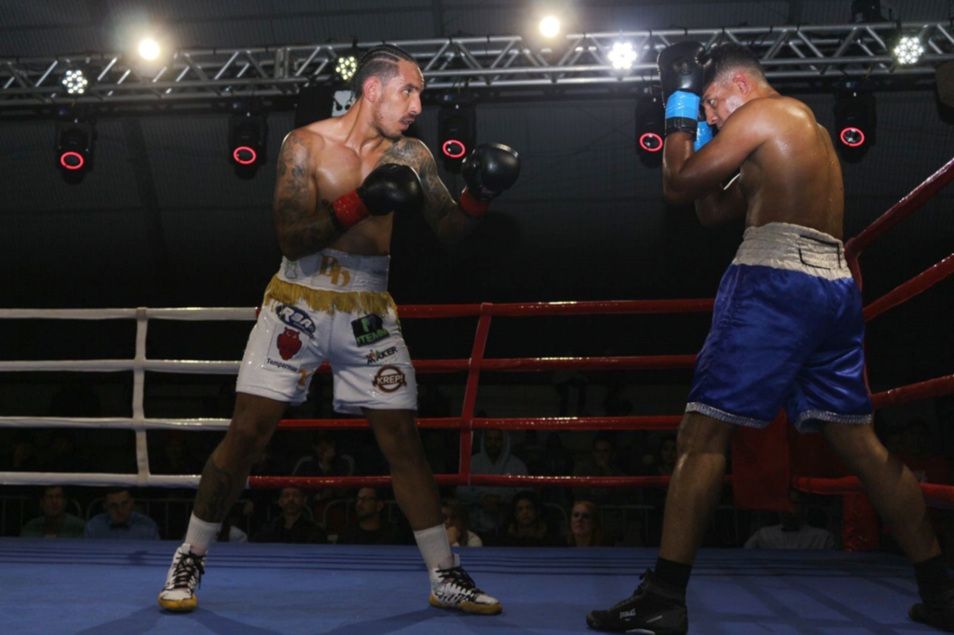 Bruno César (à esq.) é campeão meio-pesado pelo CNB