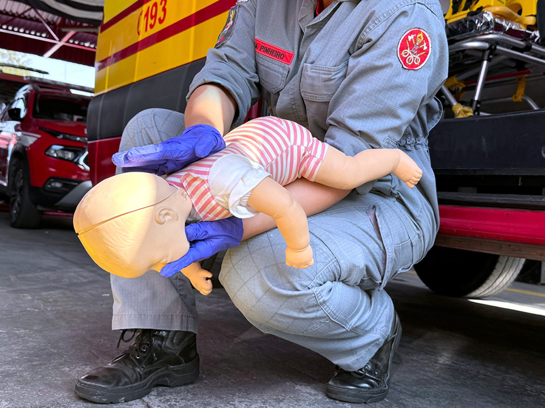 Bombeiros ensinam a forma correta para desengasgar um recém-nascido até a chegada do socorro
