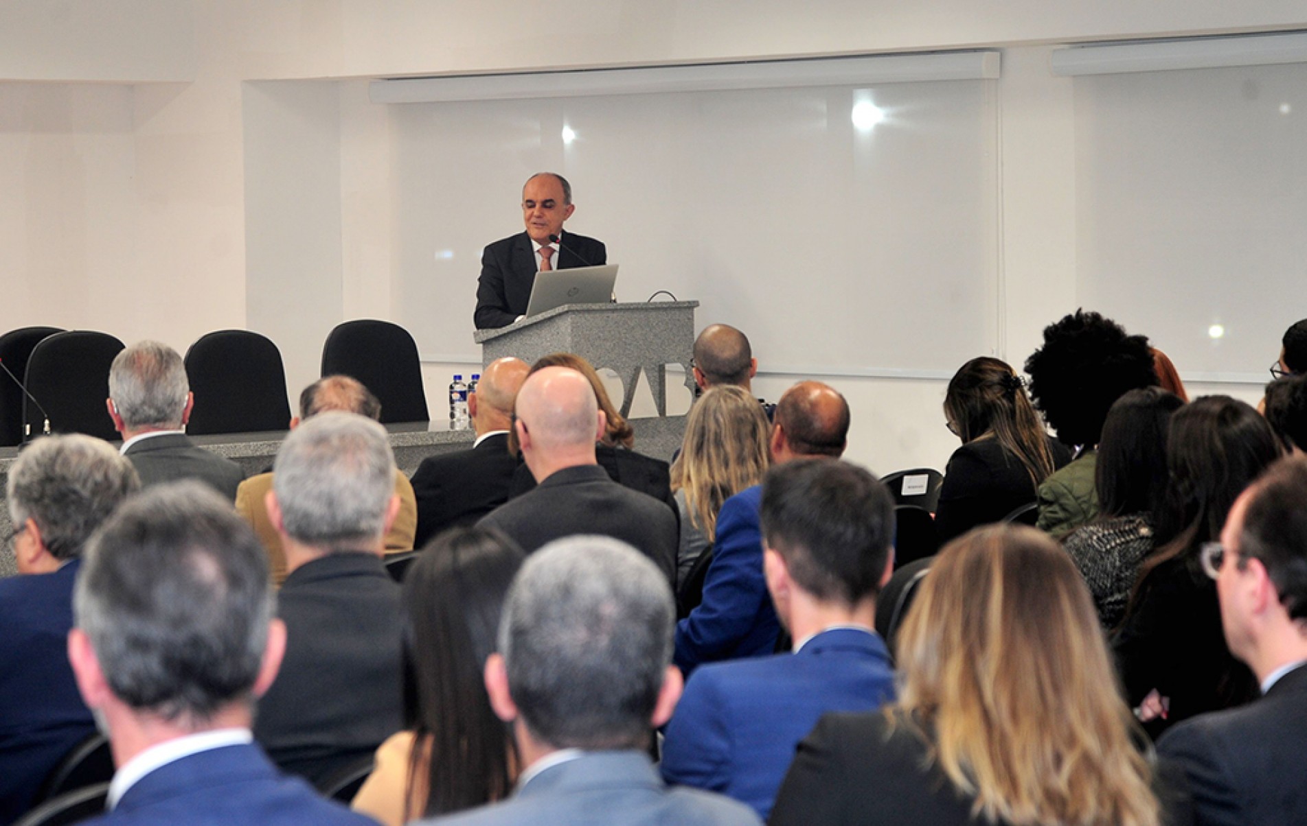 Palestra do Ministro do TST, Cláudio M. Brandão, foi acompanhada por profissionais do direito 
