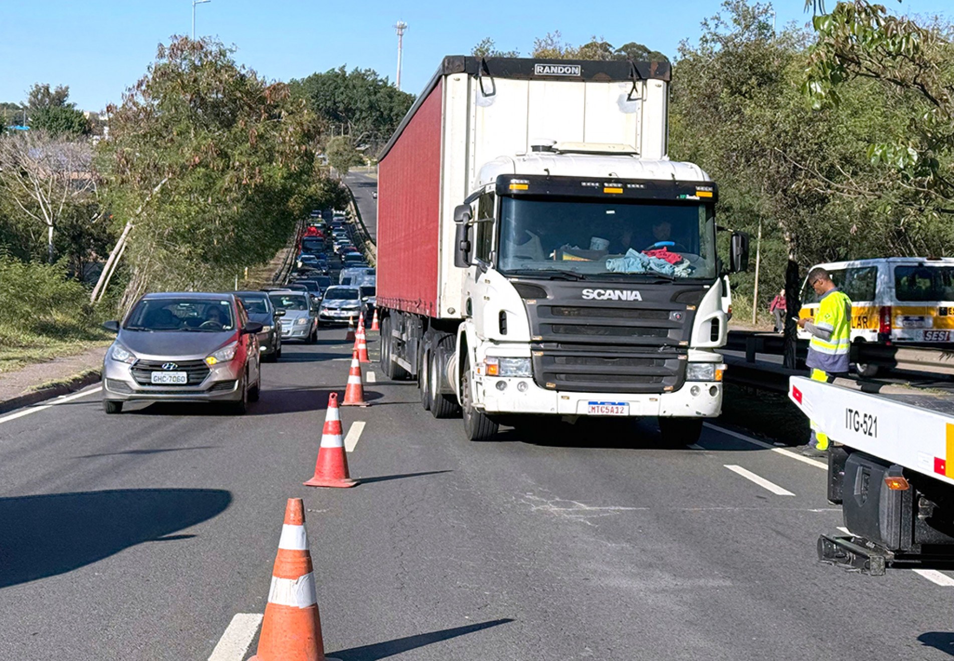 Batida causou avaria mecânica no caminhão, que esperou mais de seis horas para ser removido
