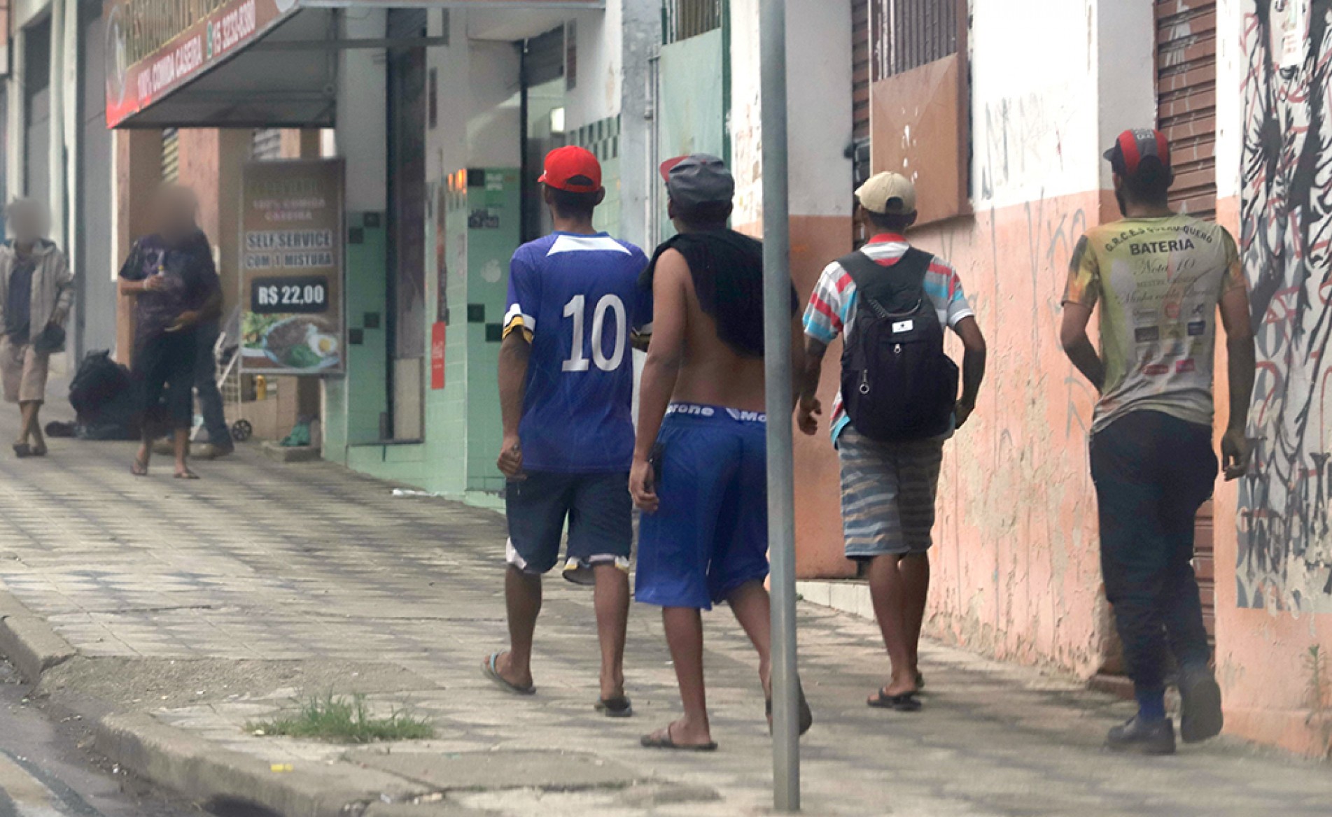 Um grande número de pessoas em situação de rua vagava pelas ruas próximas à Rodoviária no final da tarde de ontem; alguns ocupavam o acesso ao antigo supermercado
