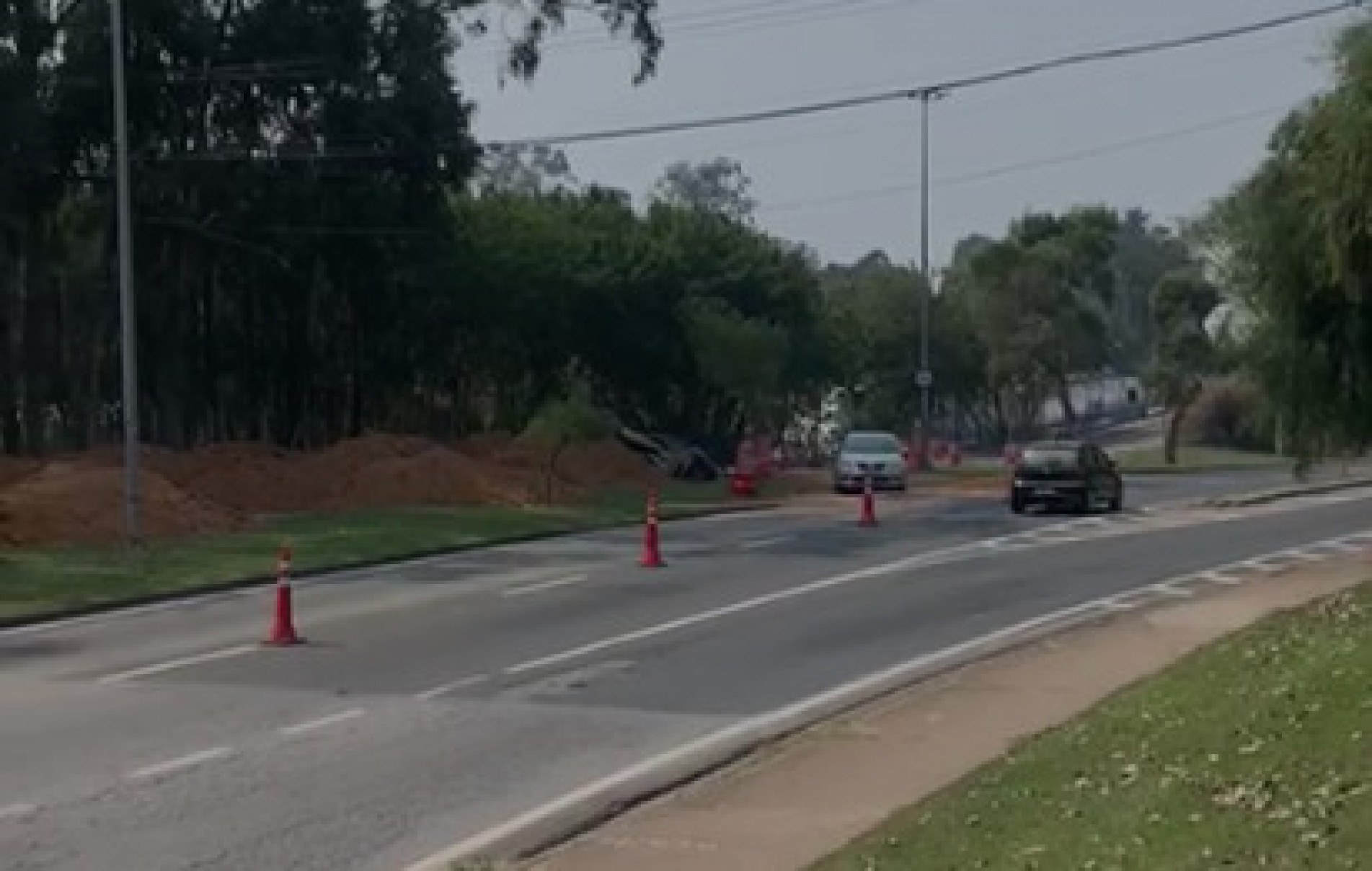 A faixa sentido avenida São Paulo está funcionando para os dois sentidos, por isso os motoristas precisam ter bastante atenção