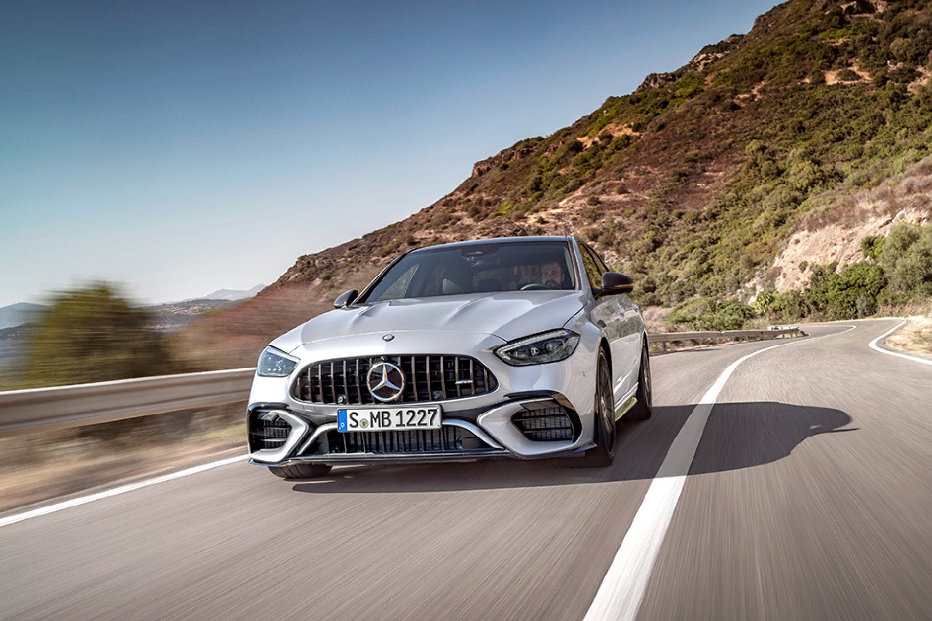  Em relação ao modelo padrão, o AMG C 63 S E Performance ficou mais longo e largo
