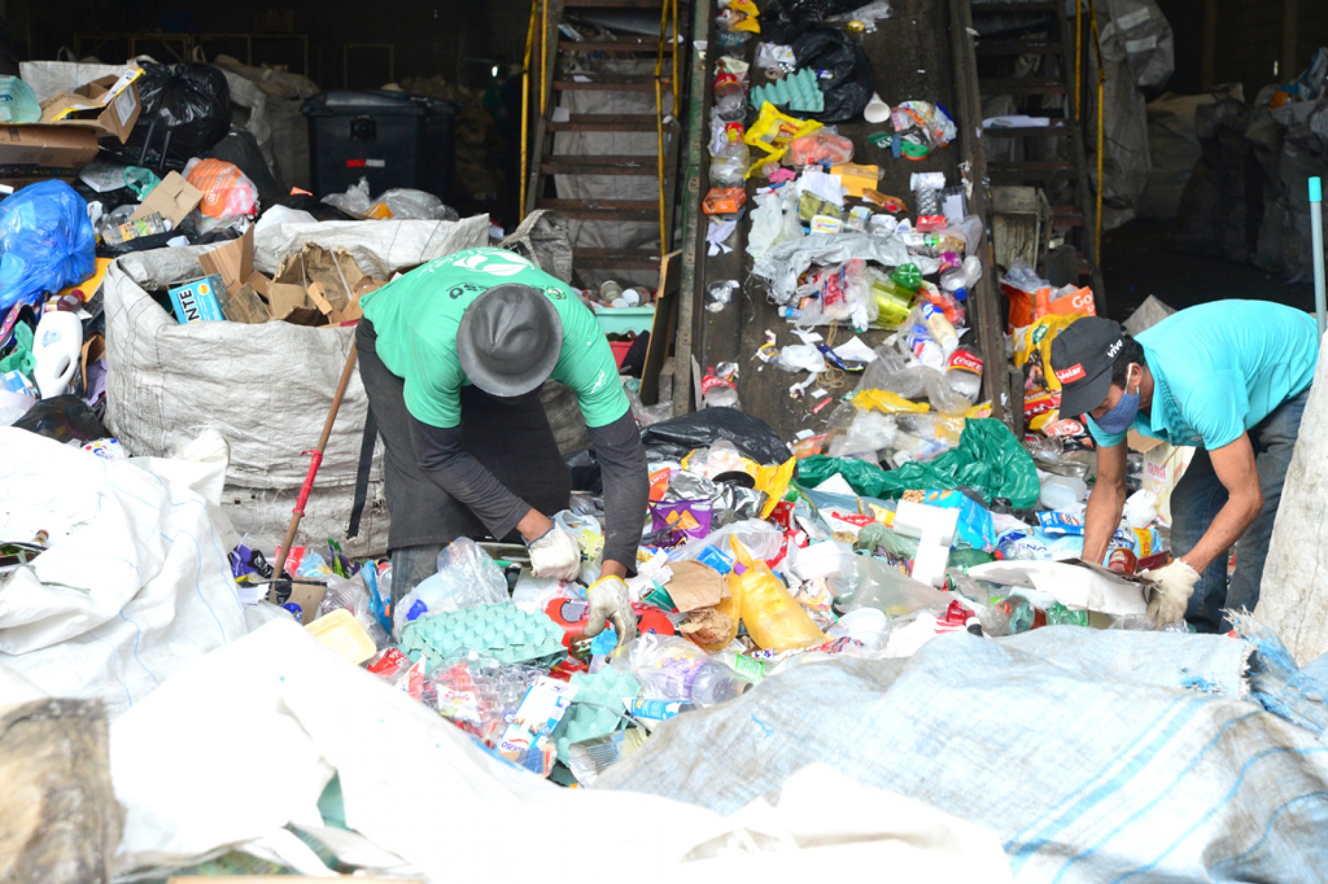 Nas cooperativas, os materiais são separados, higienizados e enviados para reciclagem
