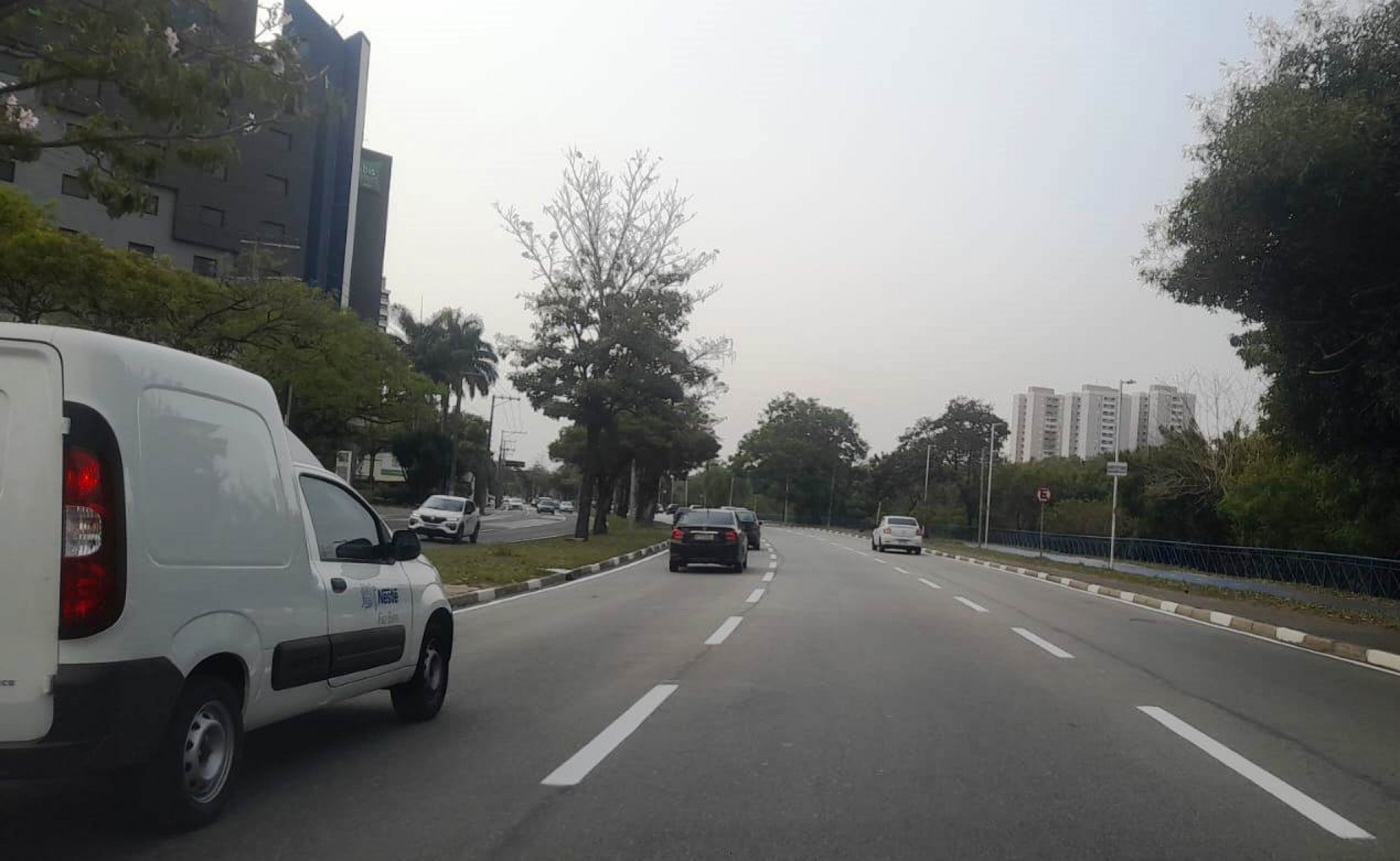 Entre a alça de acesso à Castelinho e o cruzamento com a rua Ubirajara