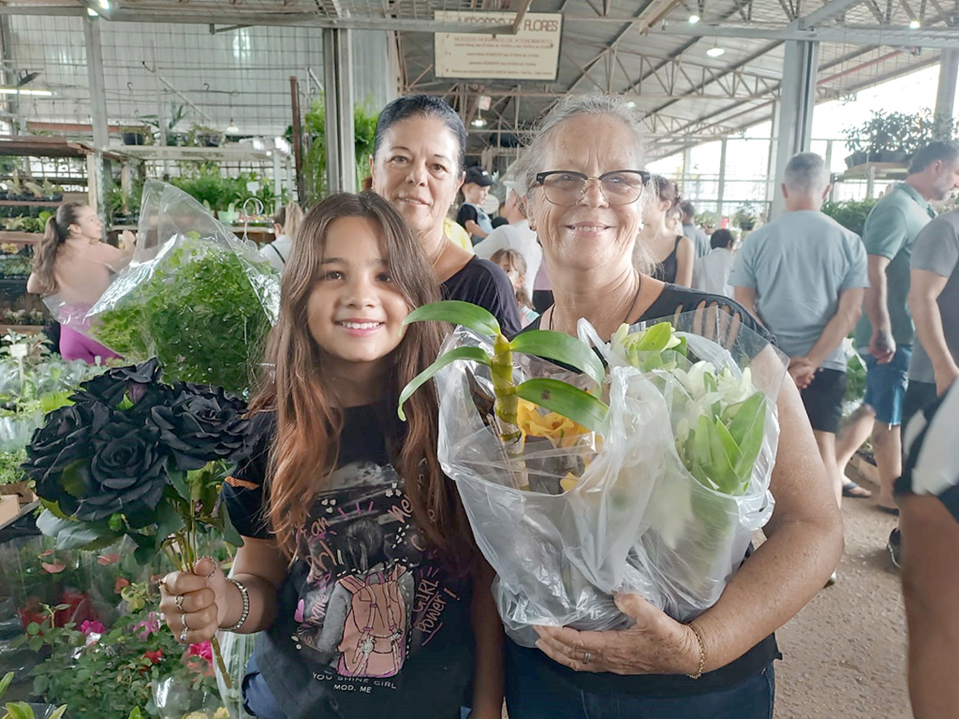 As irmãs Odete e Ivone, junto à jovem Serena, voltam para casa cheias de plantas
