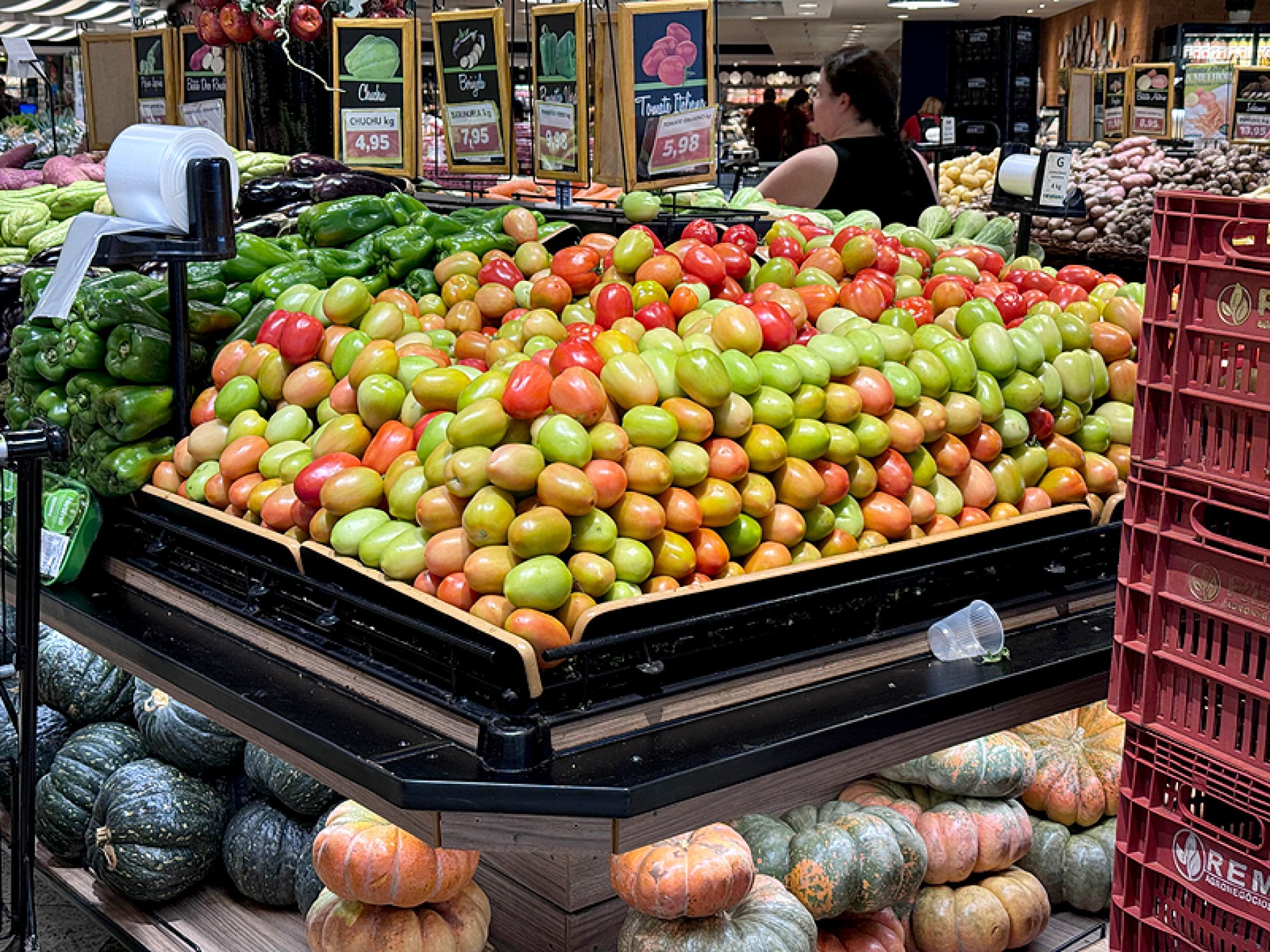 Com preços R$ 2,65 e R$ 7,99, tomate teve a maior variação
