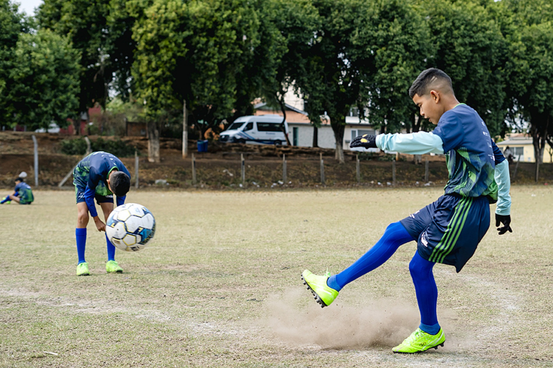 Aulas de futebol são gratuitas para crianças e adolescentes
