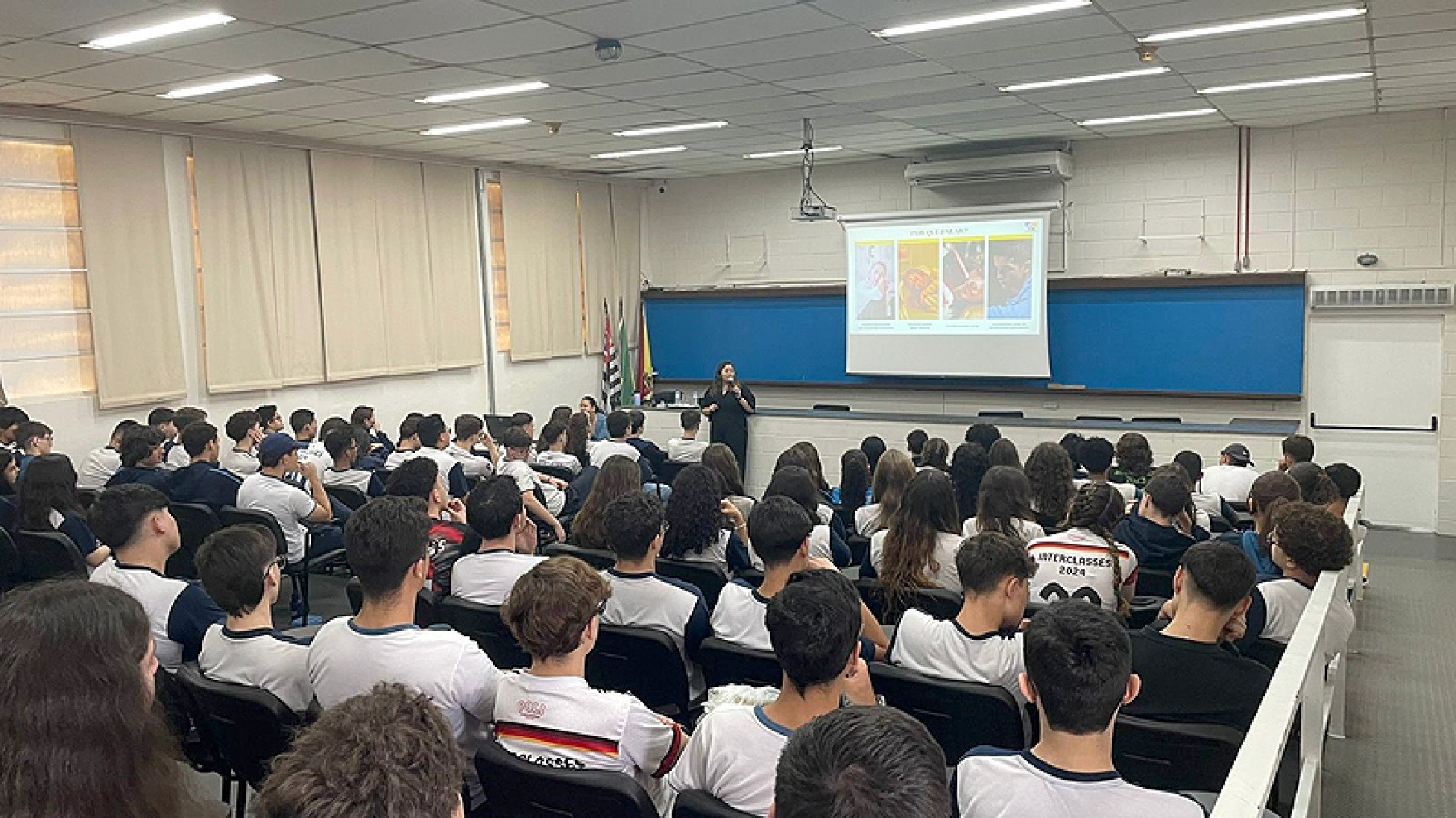 Estudantes do ensino médio assistiram palestra sobre 
suicídio ministrada por profissionais da área de saúde mental