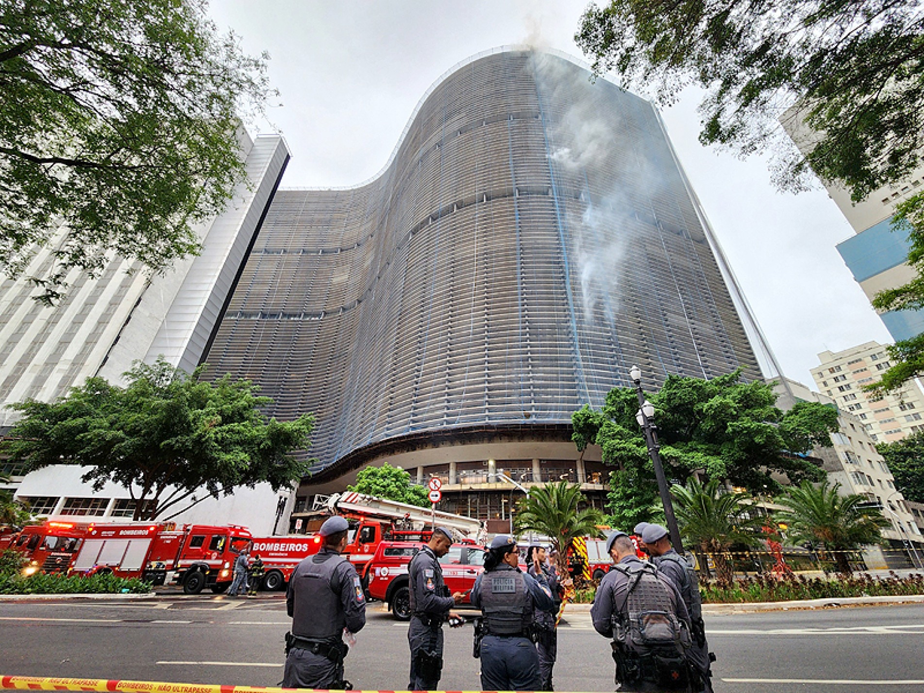 Bombeiros controlaram as chamas e não houve vítimas
