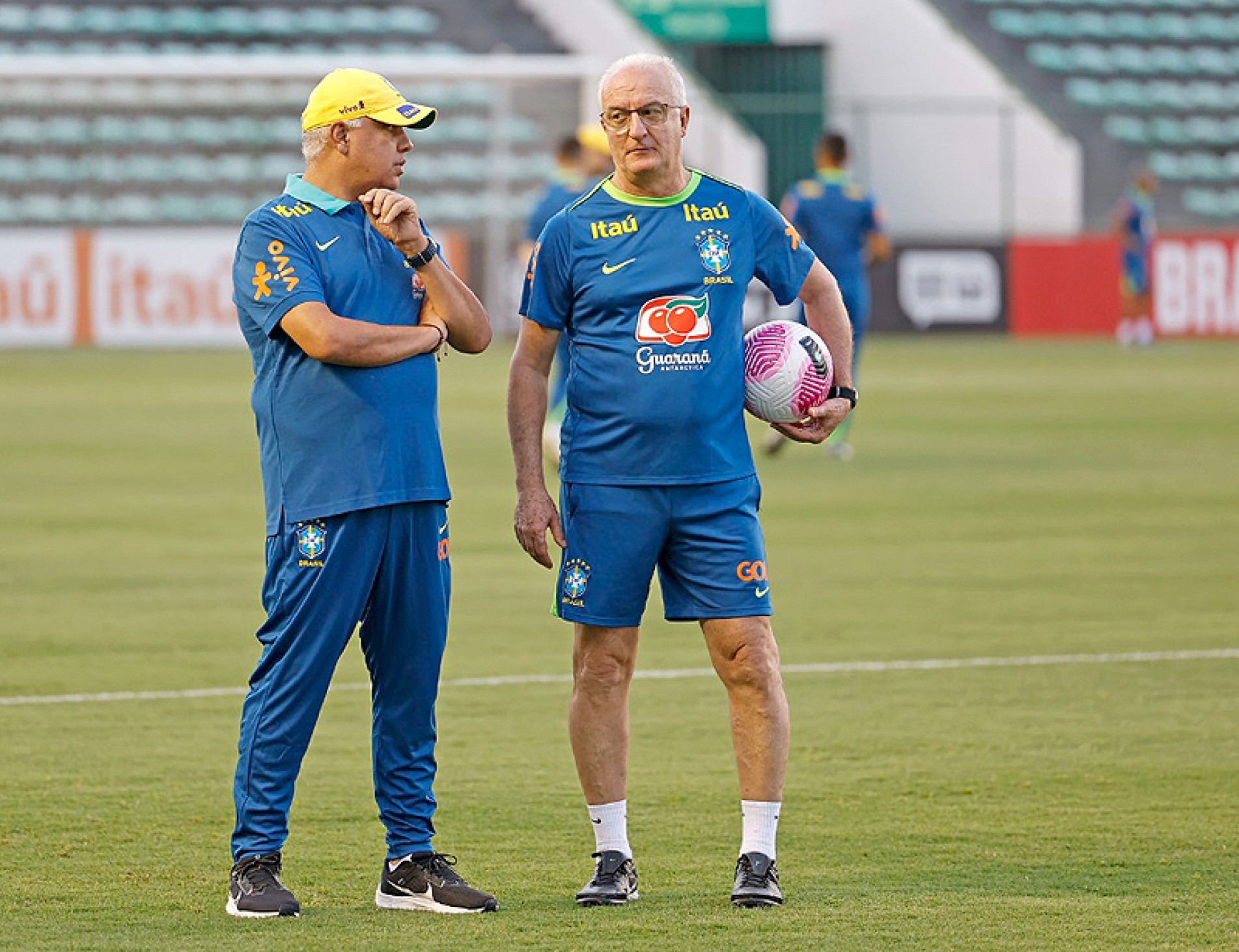 Dorival Junior, apoiado por sua comissão técnica, promoveu mudanças no time 
