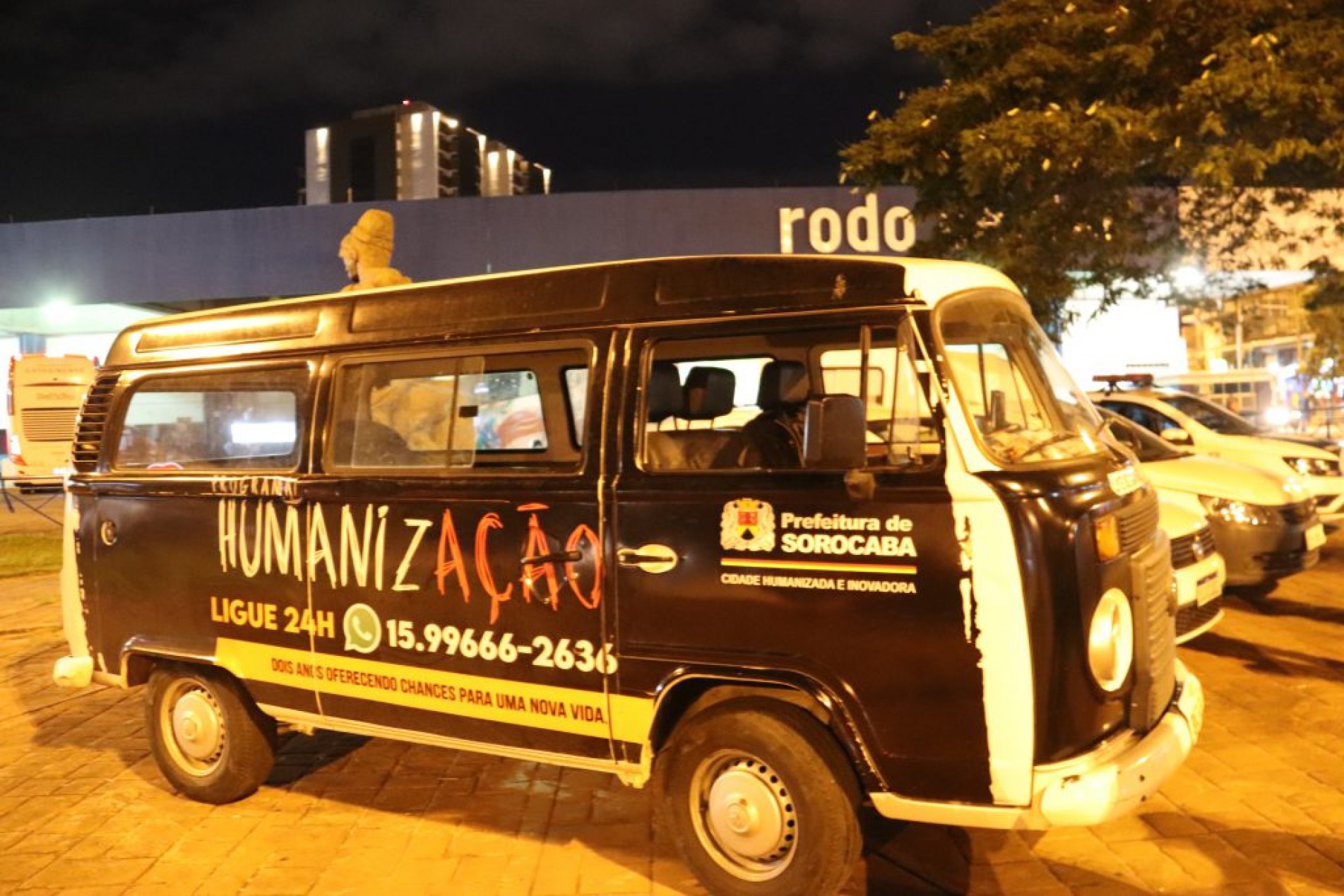 As pessoas podem ajudar doando roupas, cobertores e alimentos