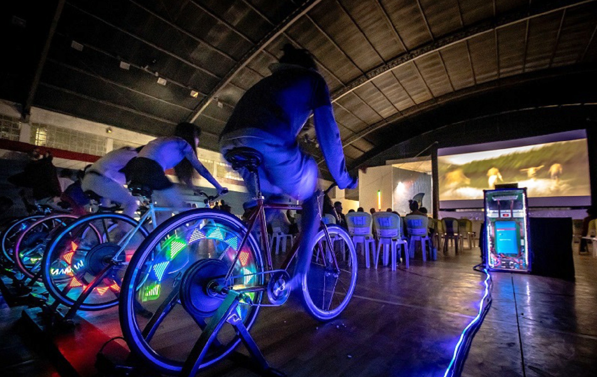 Energia das pedaladas traz as imagens à tela em uma experiência que une cultura e sustentabilidade