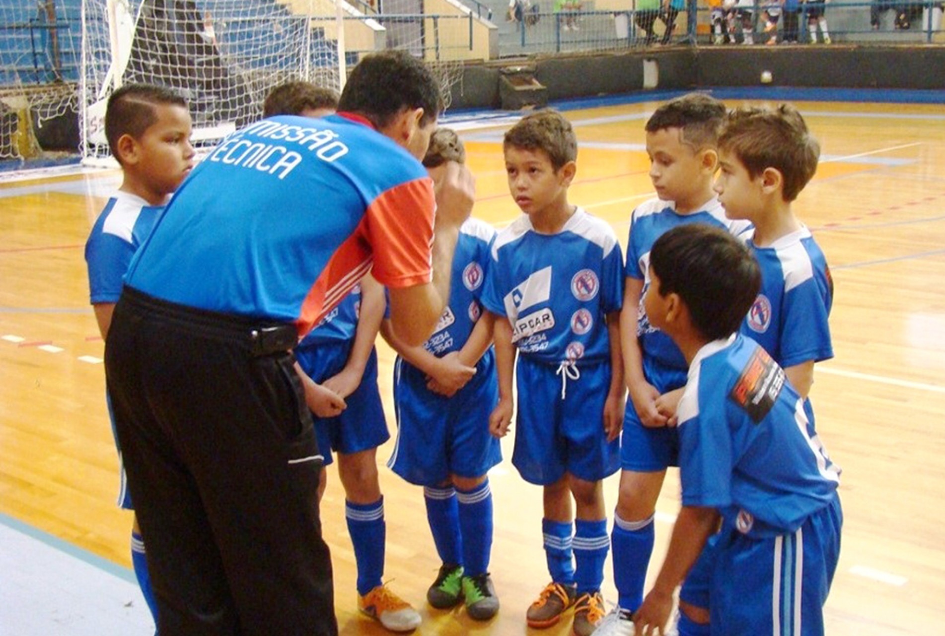 Jogadores recebem orientação do treinador
