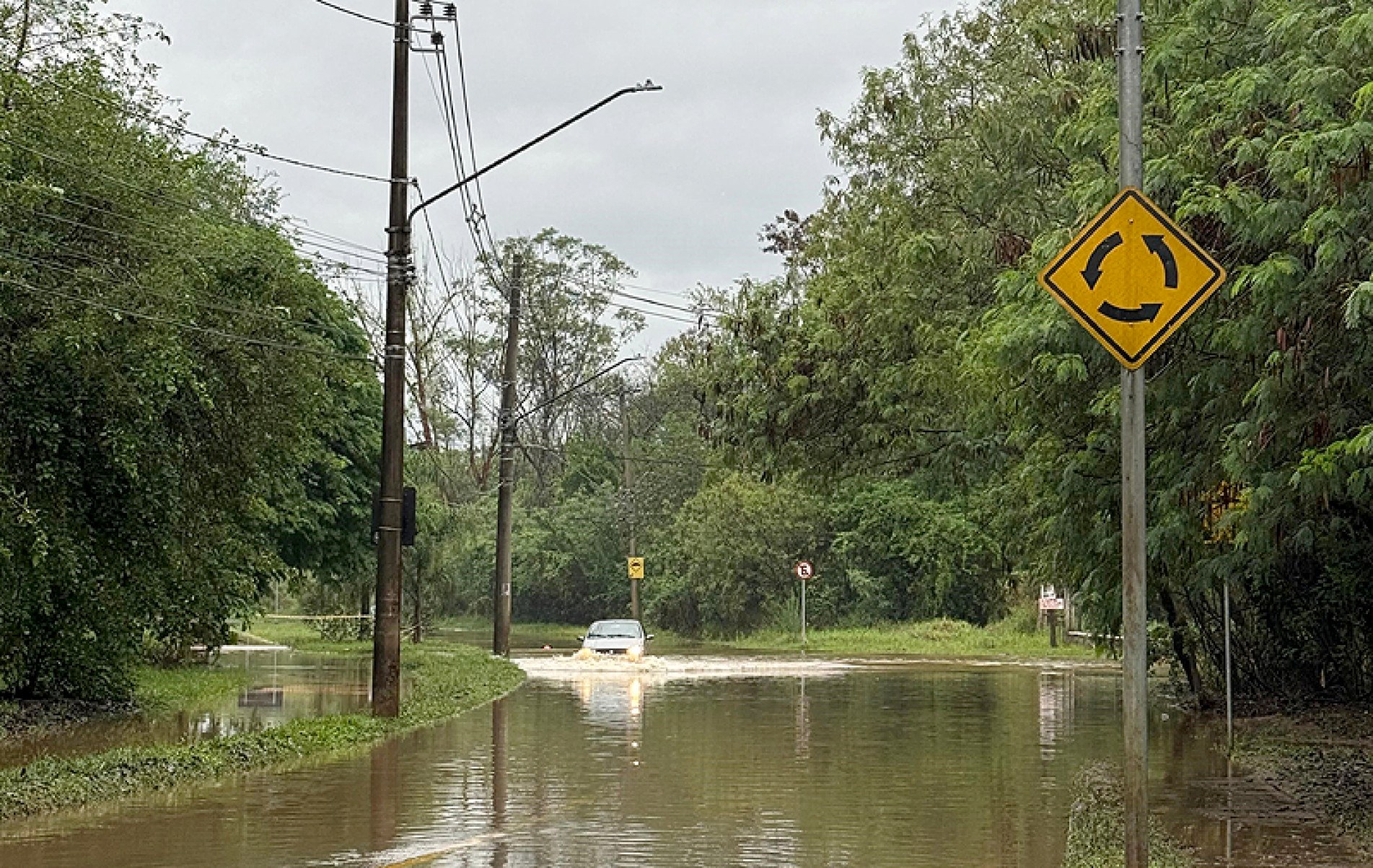 Avenida 15 de Agosto ficou inundada, mas alguns motoristas passaram assim mesmo
