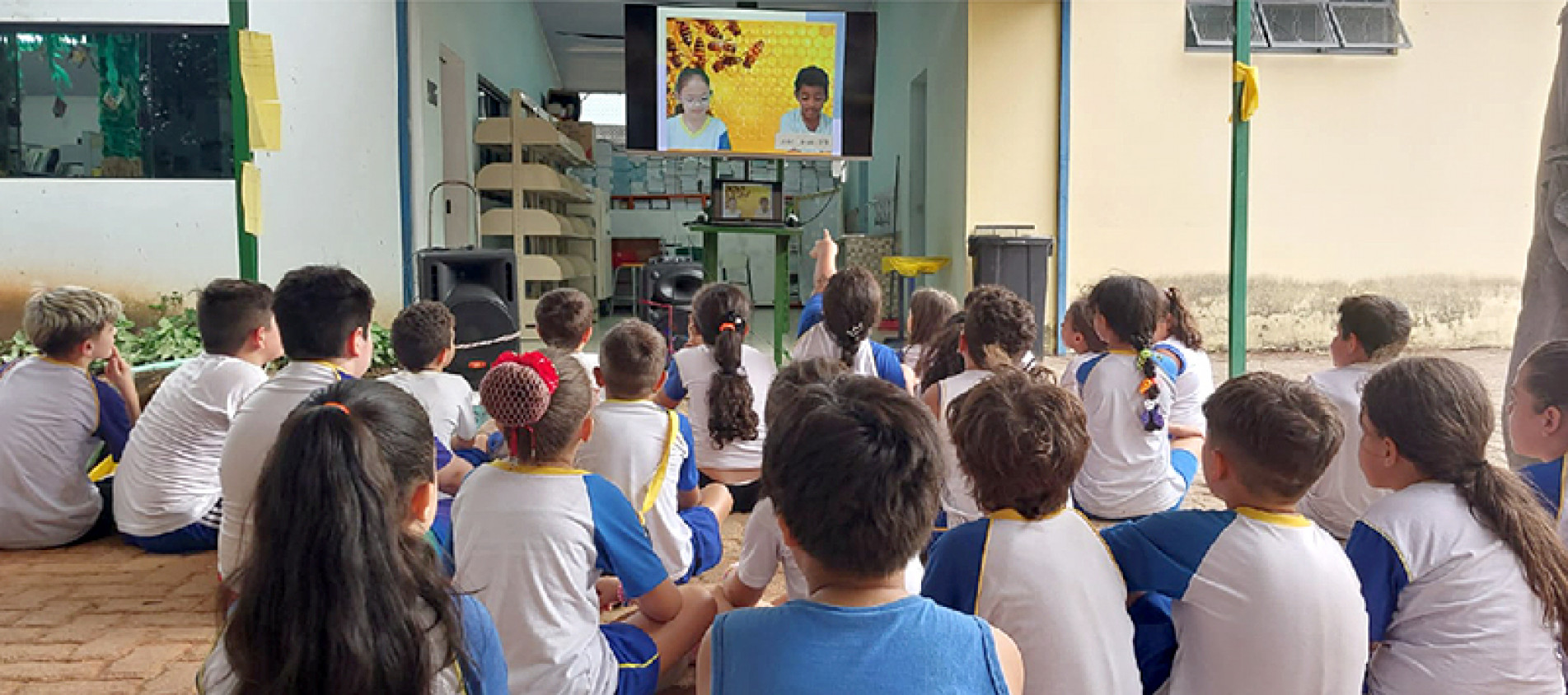 As crianças aprenderam sobre a importância da apicultura