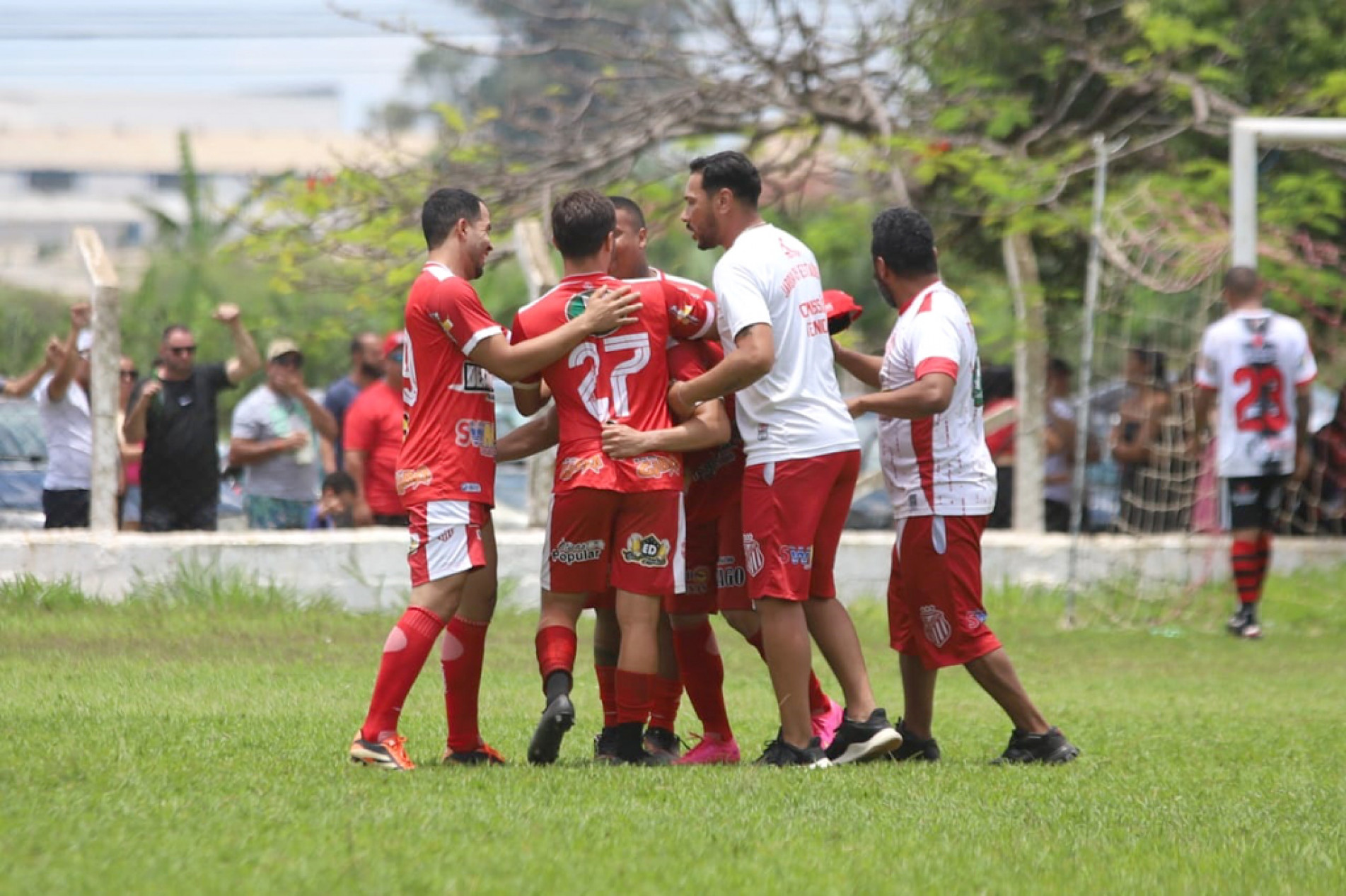 Jogadores do Jardim dos Estados comemoram a classificação diante do Gunhê
