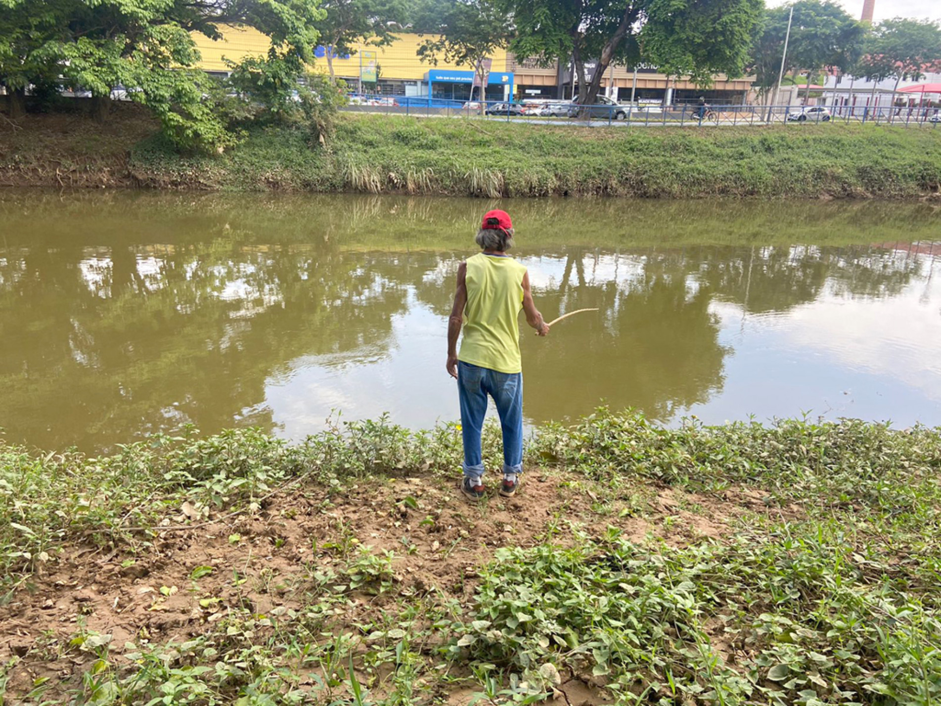 Salvador pesca aos feriados e fins de semana no rio Sorocaba
