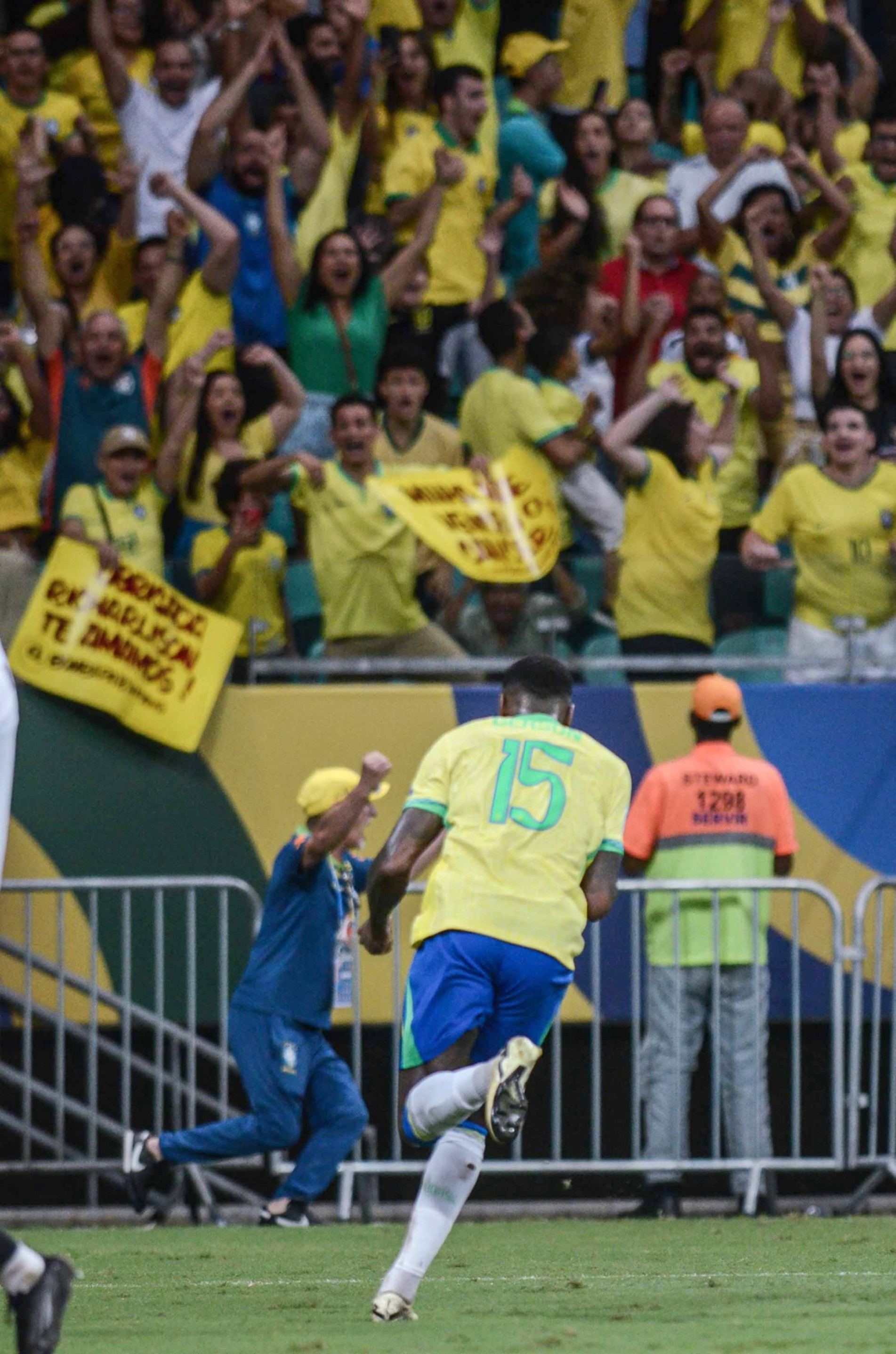 Gerson garante o empate diante do Uruguai: 1 a 1 
