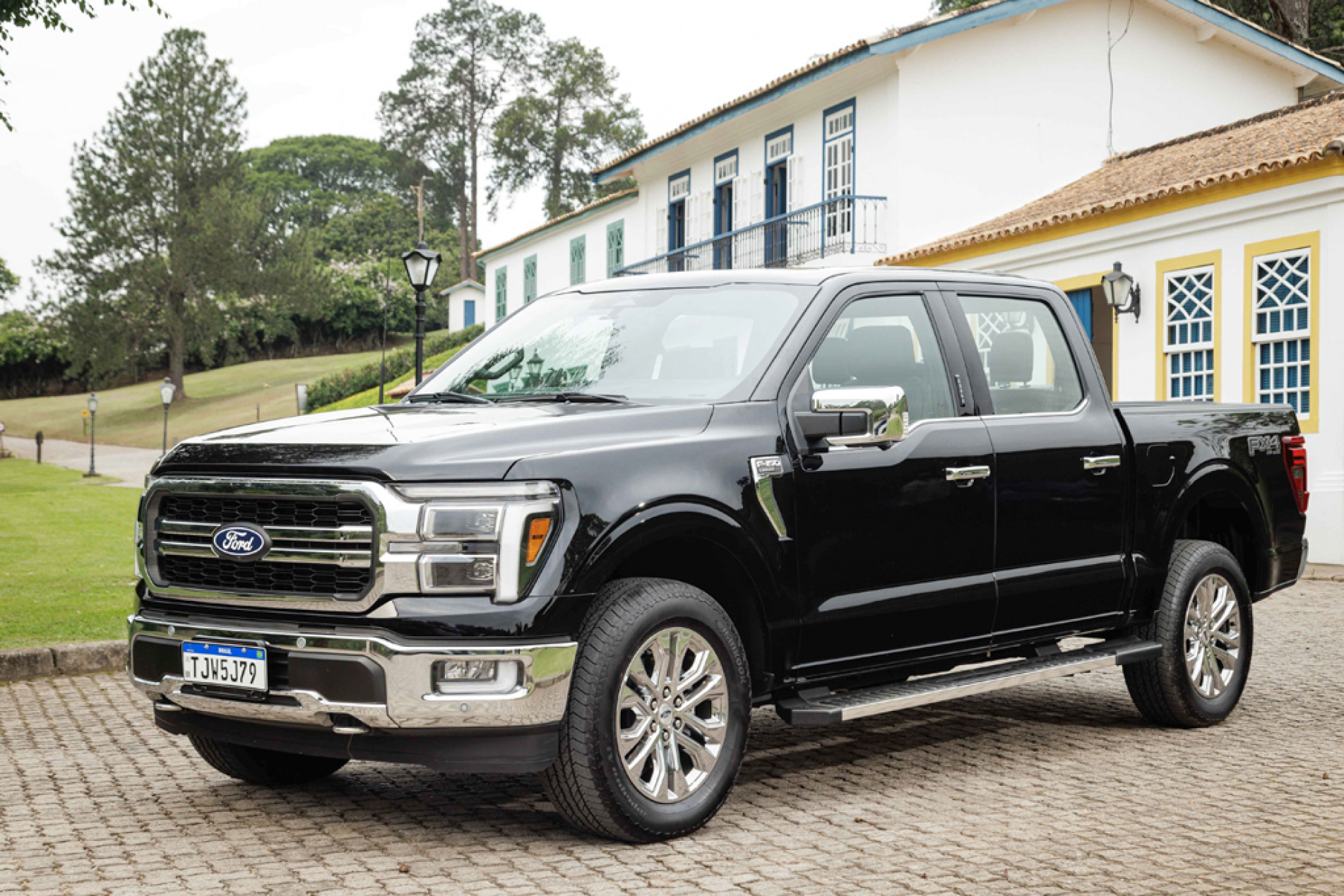 A F150 é vendida completa, sem opção de pacotes opcionais, mas oferece uma linha de acessórios da marca