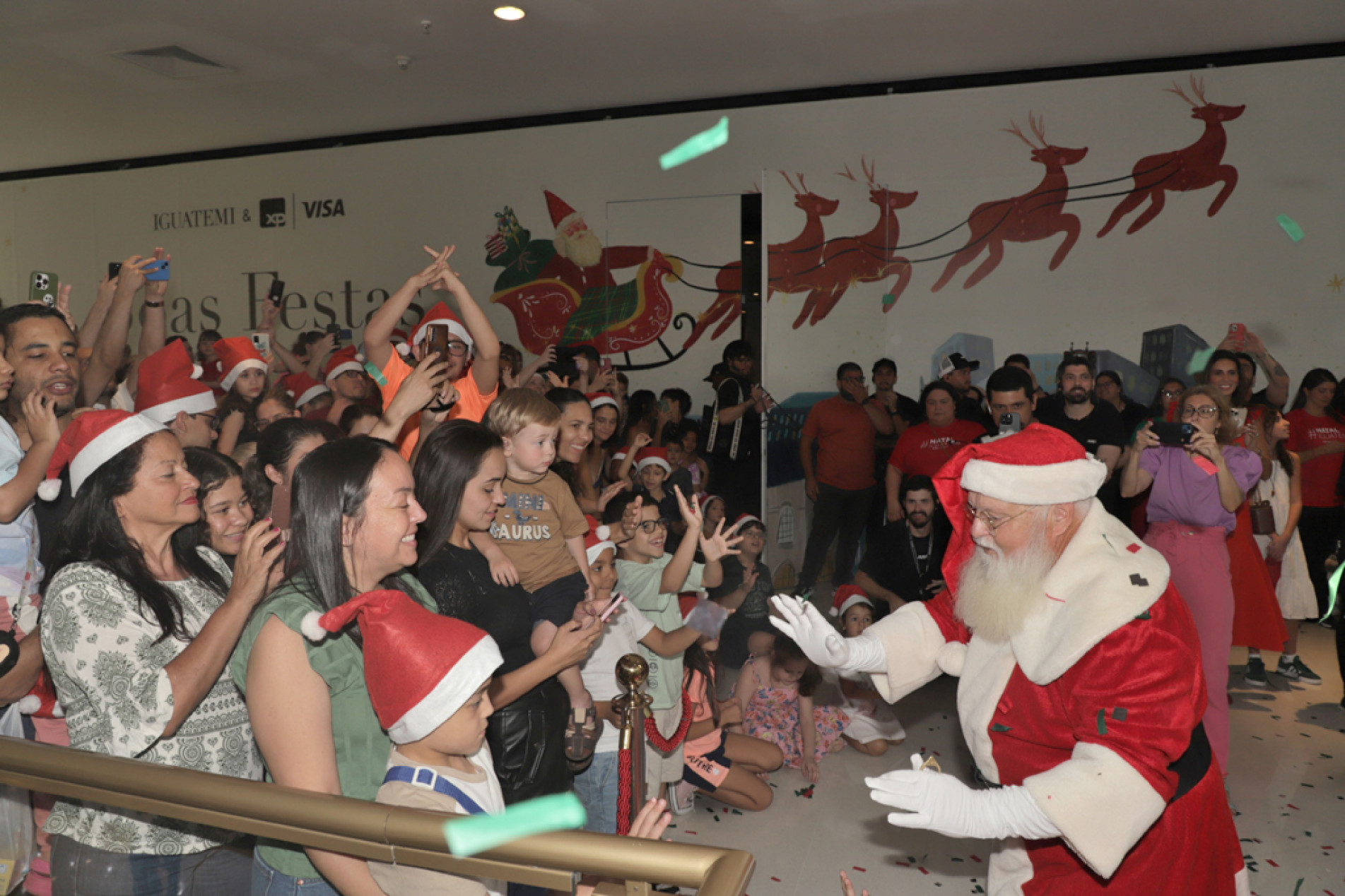 Papai Noel continua encantando as famílias e aquecendo todos os corações