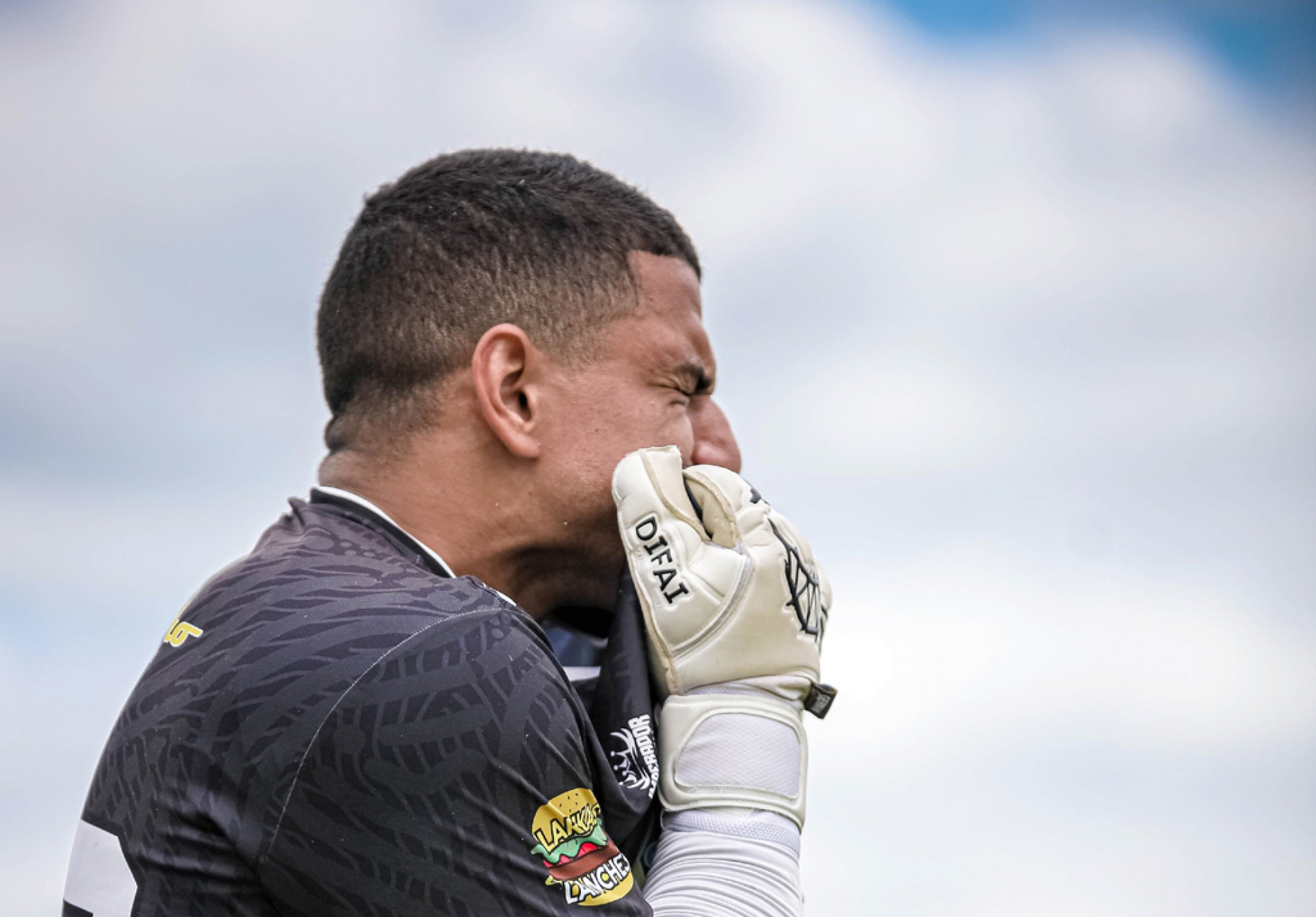 Goleiro vibra com mais uma defesa: paredão da equipe da zona norte
