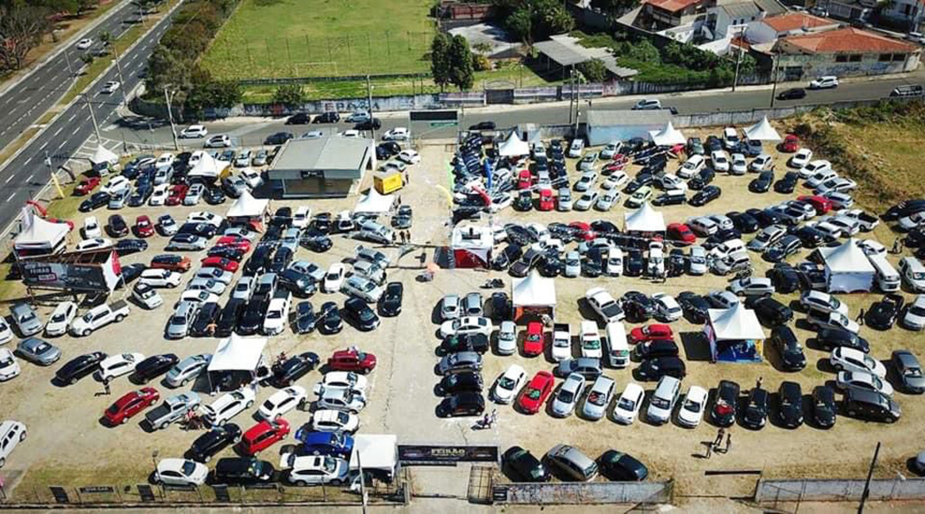 São 24 lojas presentes no evento, com mais de 300 carros e 200 motocicletas