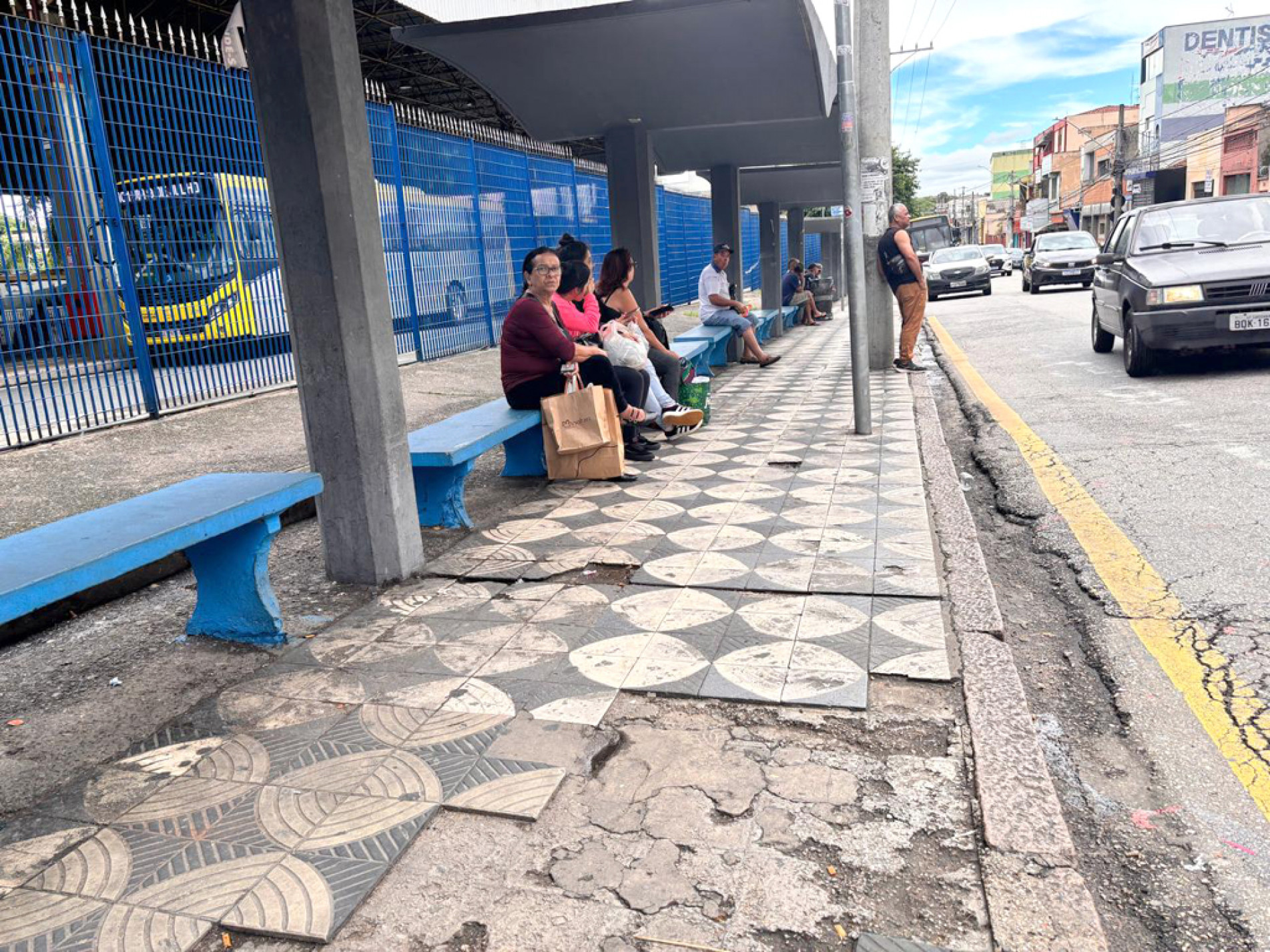 Áreas adjacentes ao Terminal São Paulo e ao 
Poupatempo têm problemas, como falta 
de iluminação e falhas nas calçadas