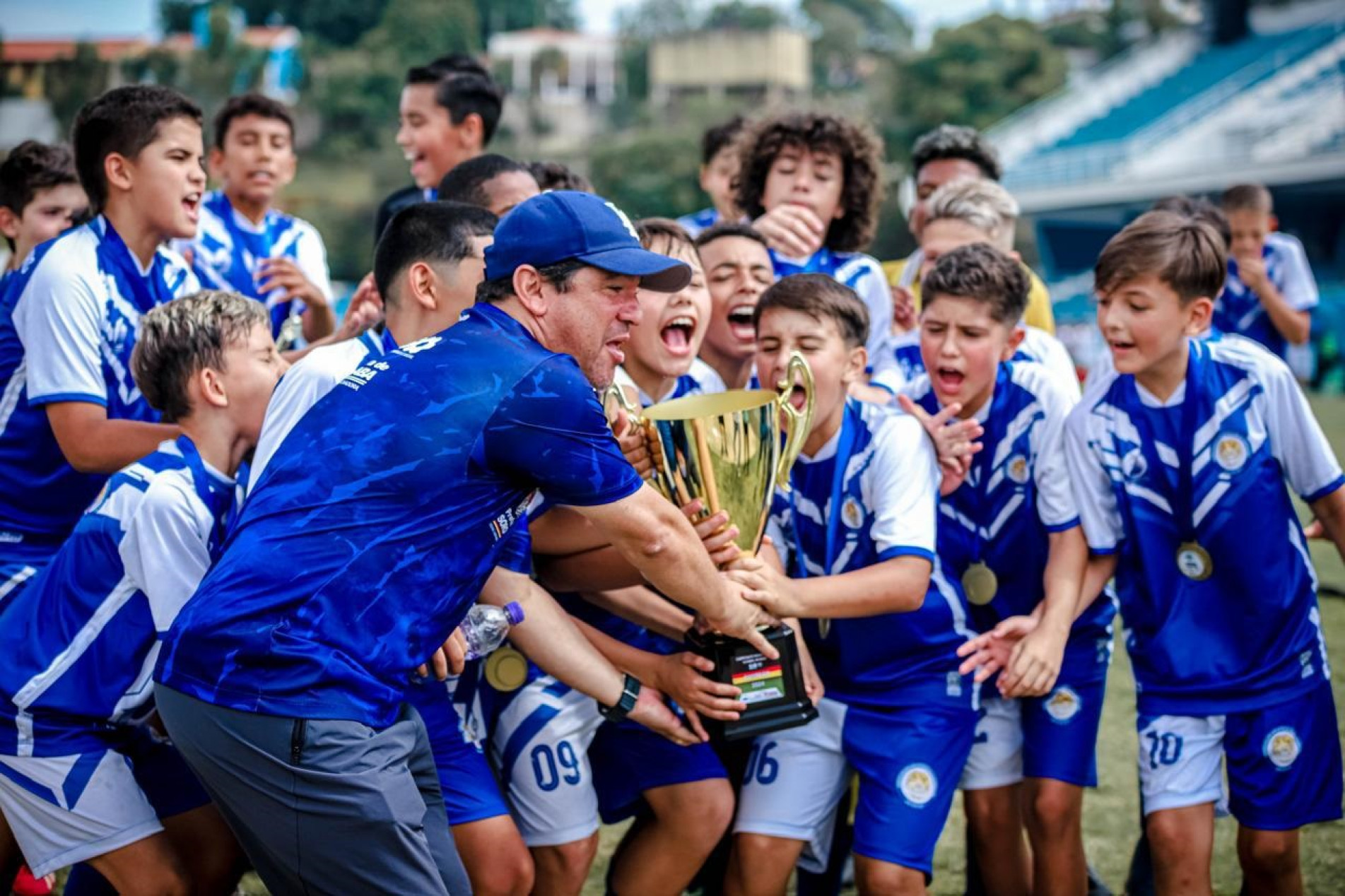 Secretário Vitor Mosca entrega troféu para meninos da categoria sb-11