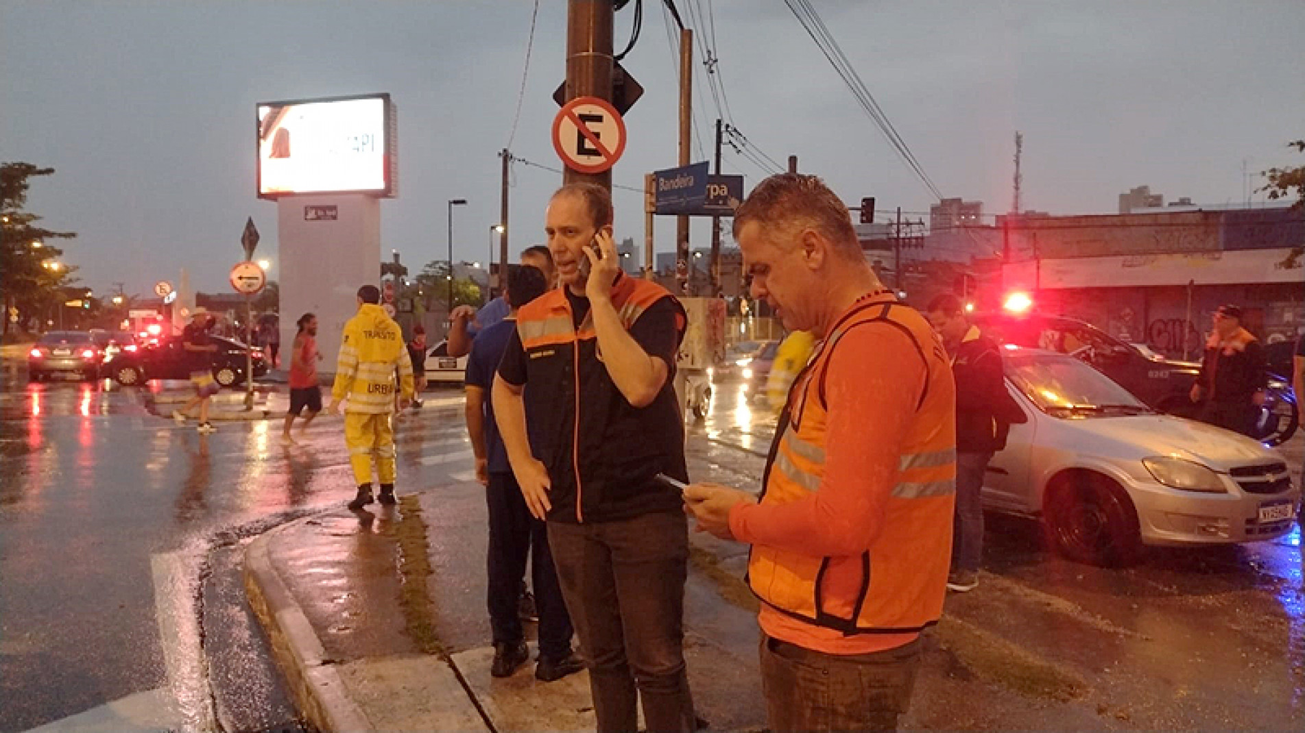 Prefeito nas ruas durante chuvas fortes: 
trabalho é de prevenção
