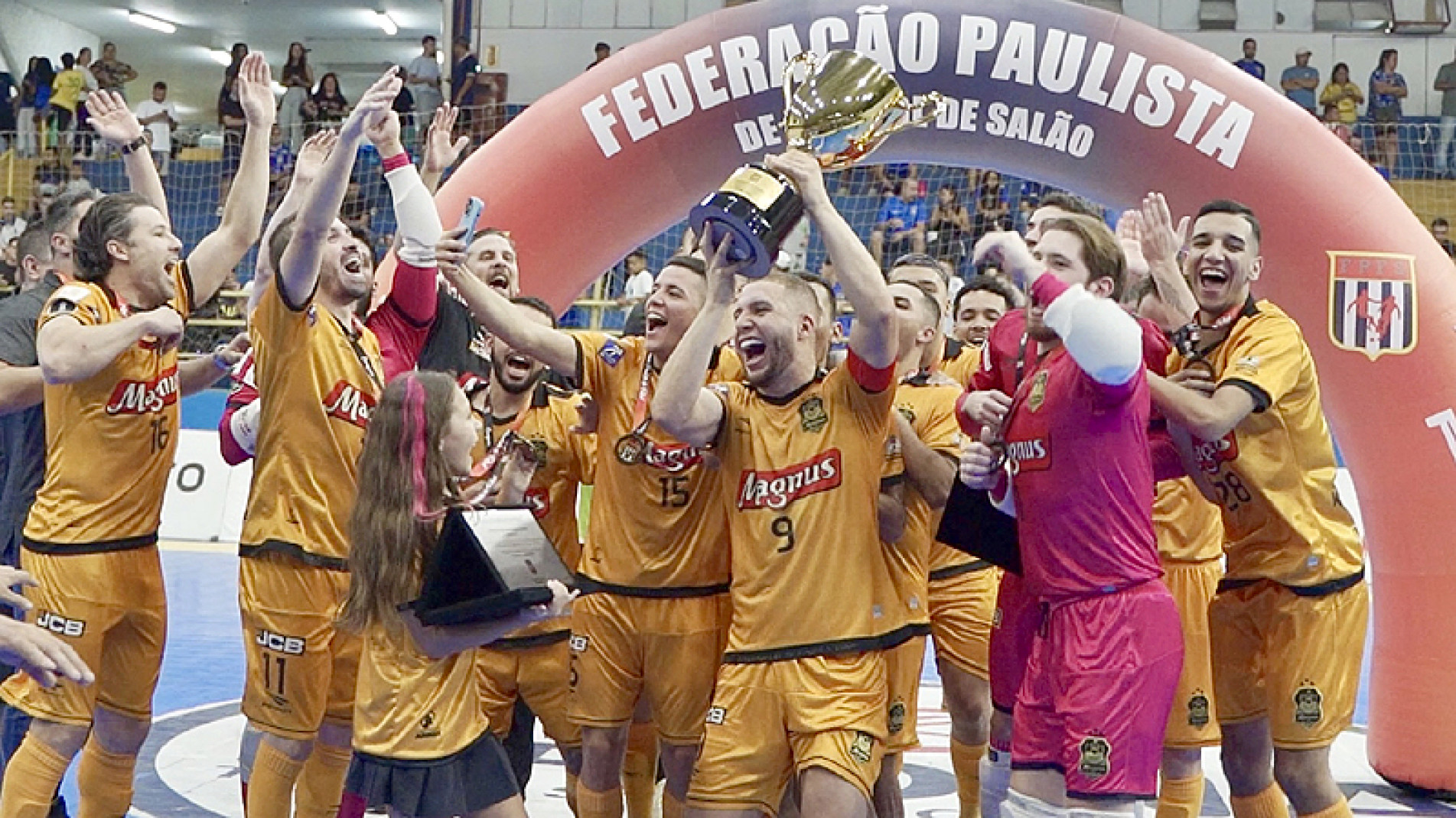 Jogadores comemoram a conquista do terceiro troféu do ano
